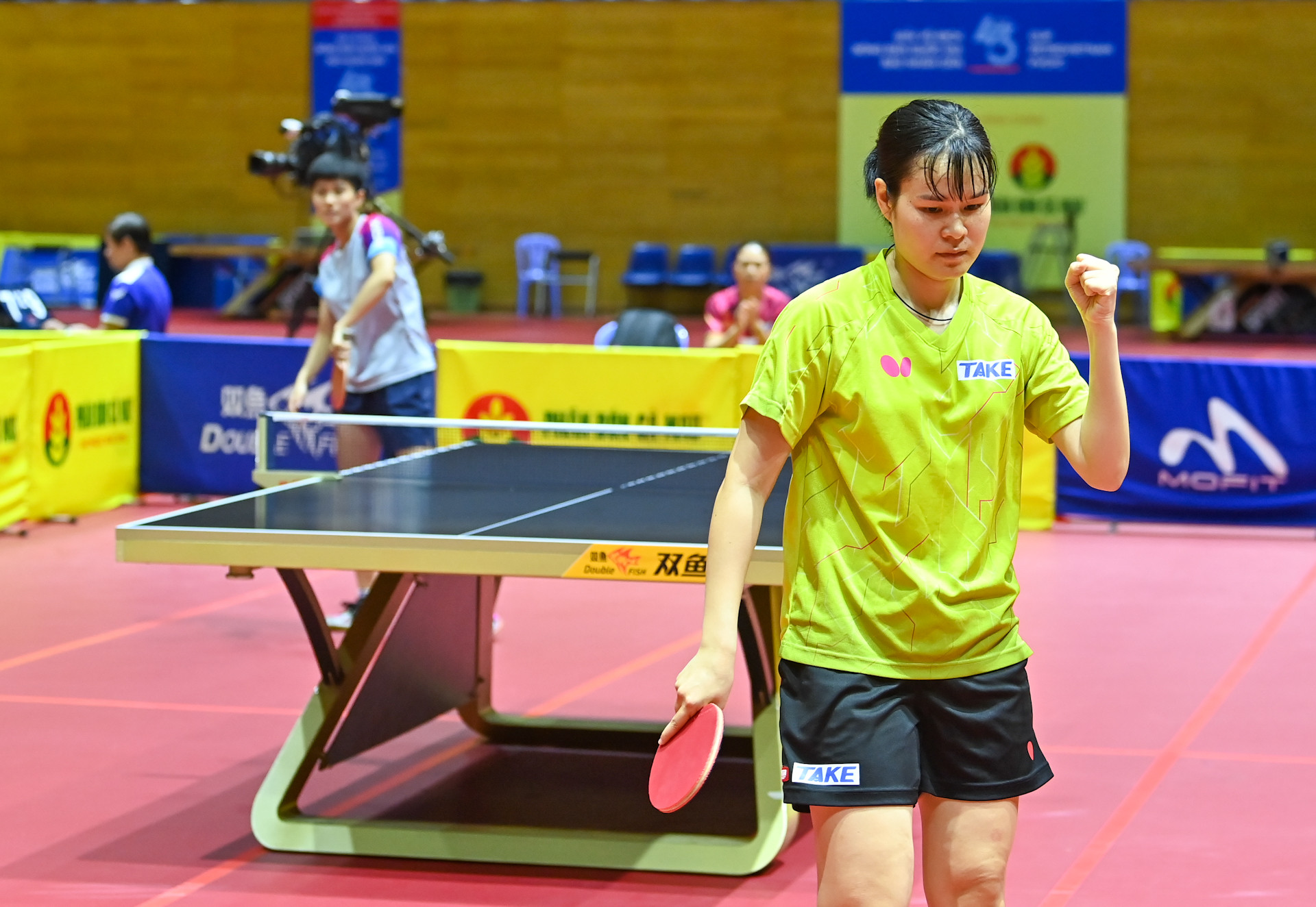 Thi đấu lấn lướt đối thủ, Nguyễn Thị Nga liên tiếp giành thắng lợi trong các ván đấu.