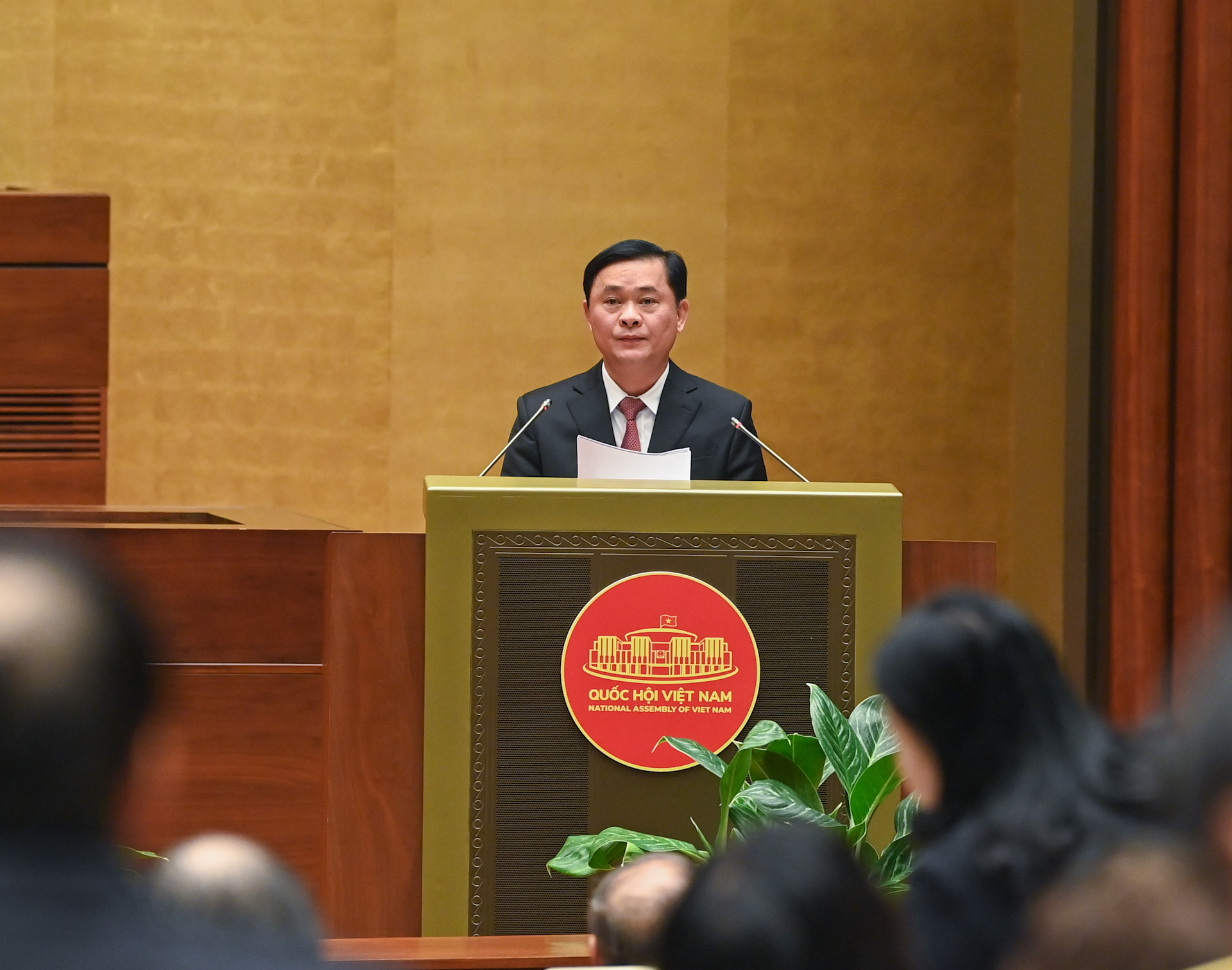 Phó Trưởng ban Kinh tế Trung ương Thái Thanh Quý trình bày báo cáo tóm tắt tại hội nghị.