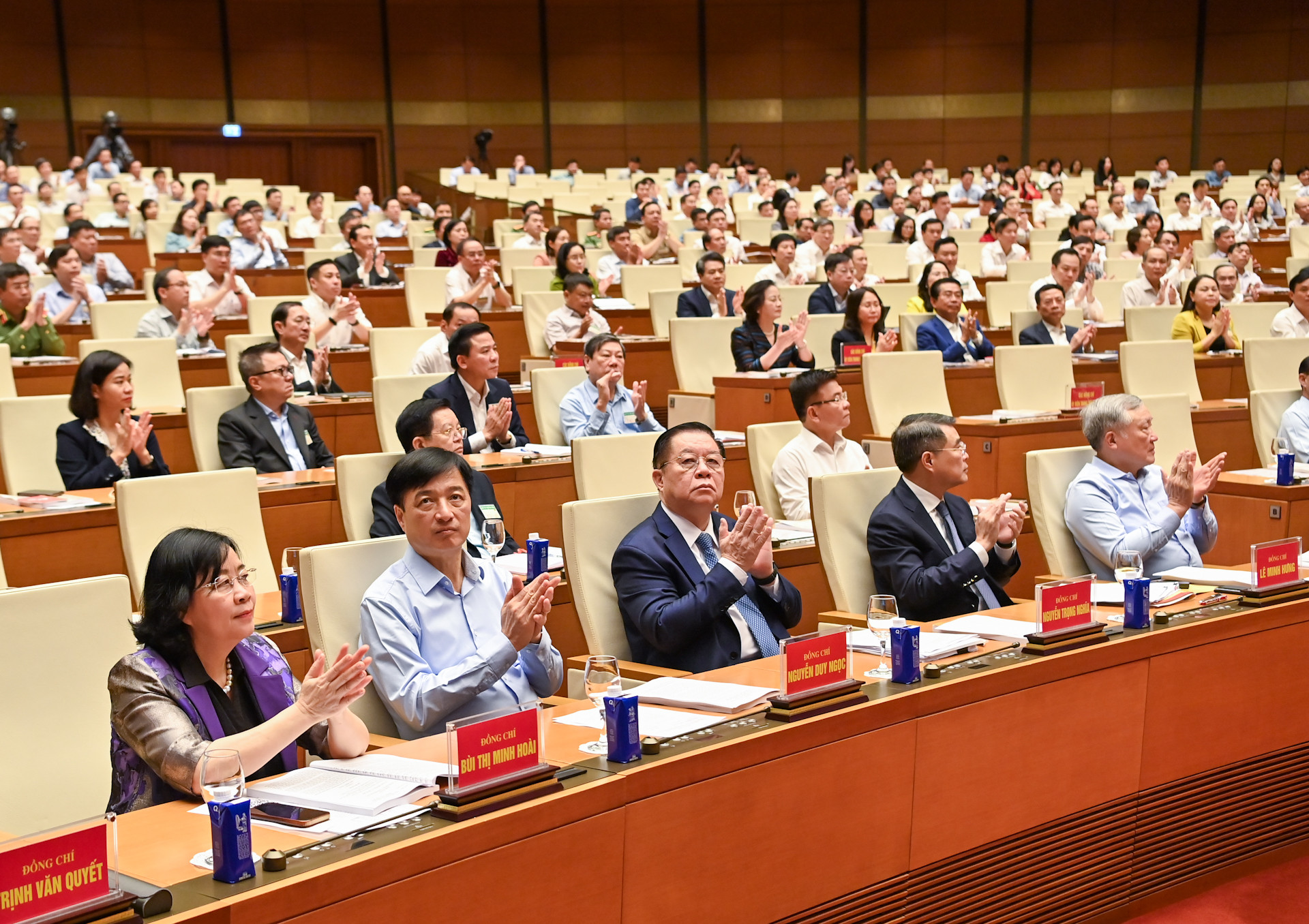 Các đồng chí lãnh đạo Đảng, Nhà nước và các đại biểu dự hội nghị.