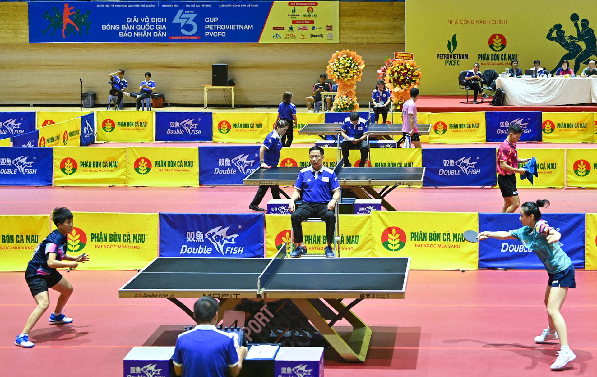 Các trận đấu tứ kết đồng đội nữ diễn ra sôi nổi, hấp dẫn tại Cung thể thao Tiên Sơn.