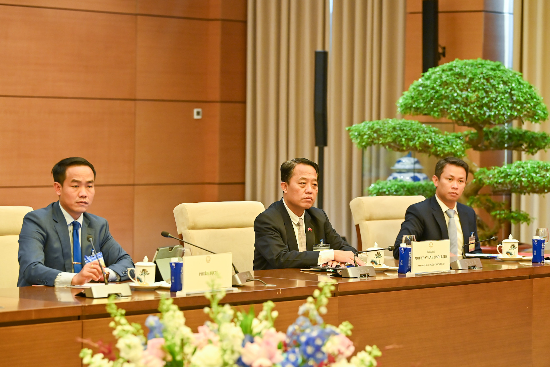 Các thành viên tháp tùng Thủ tướng Lào Sonexay Siphandone tại hội kiến.