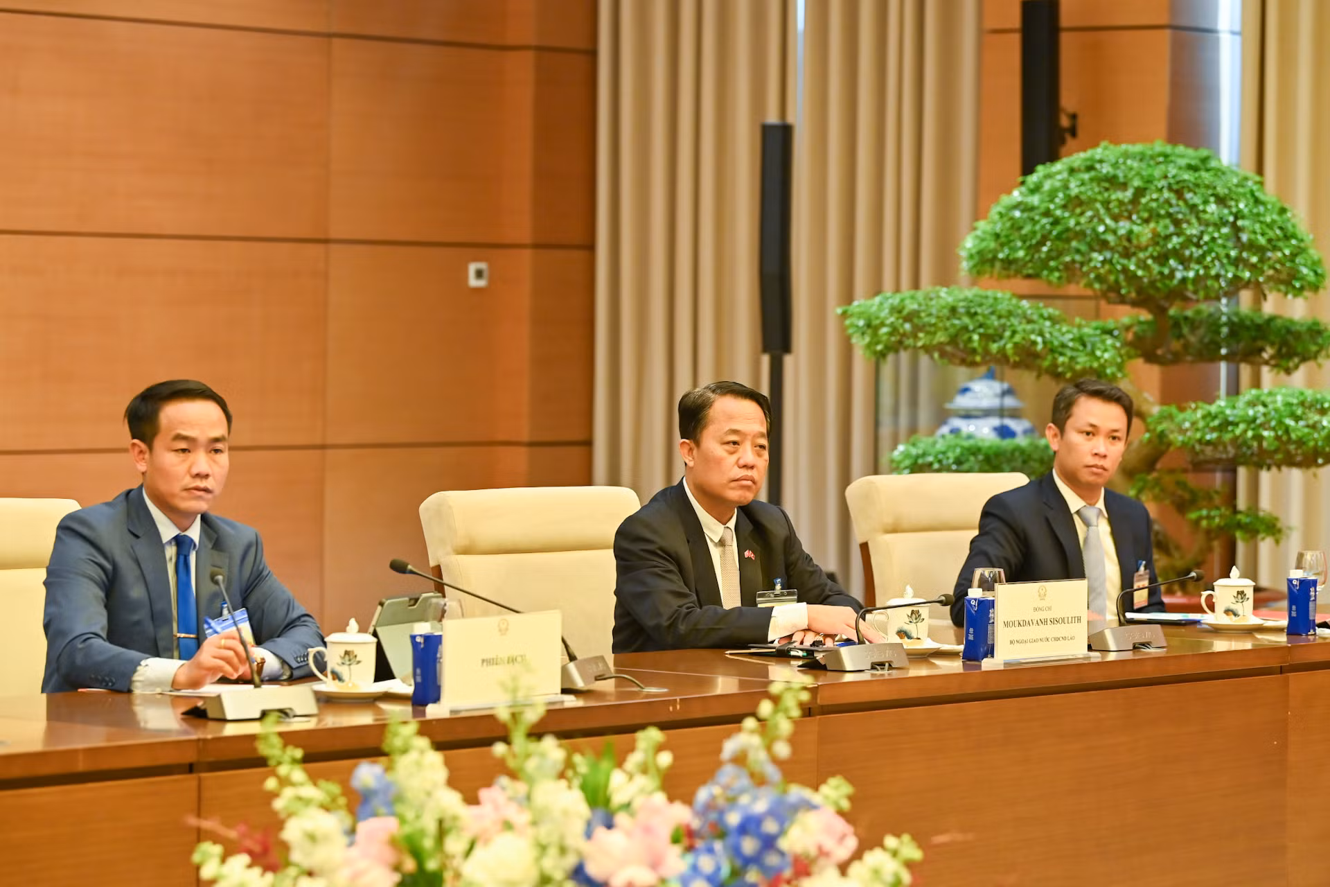 Các thành viên tháp tùng Thủ tướng Lào Sonexay Siphandone tại hội kiến.