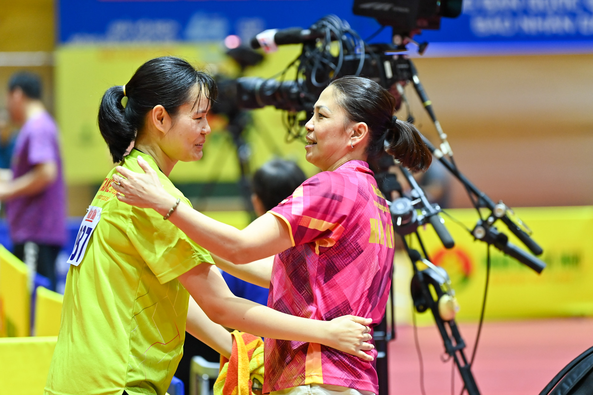 Hai cô trò ăn mừng chiến thắng.