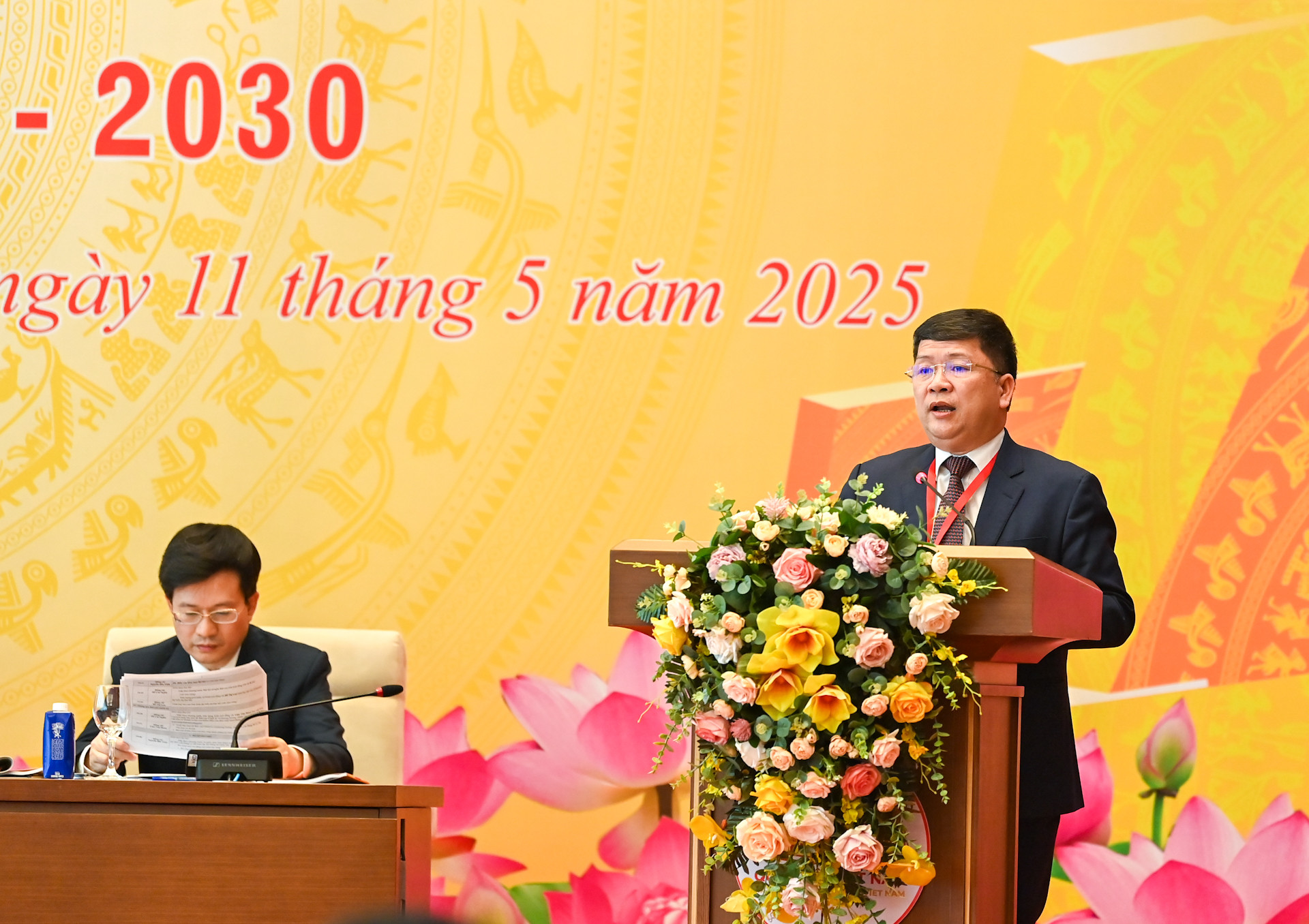 Đảng viên Tạ Văn Hạ tham luận tại Đại hội.