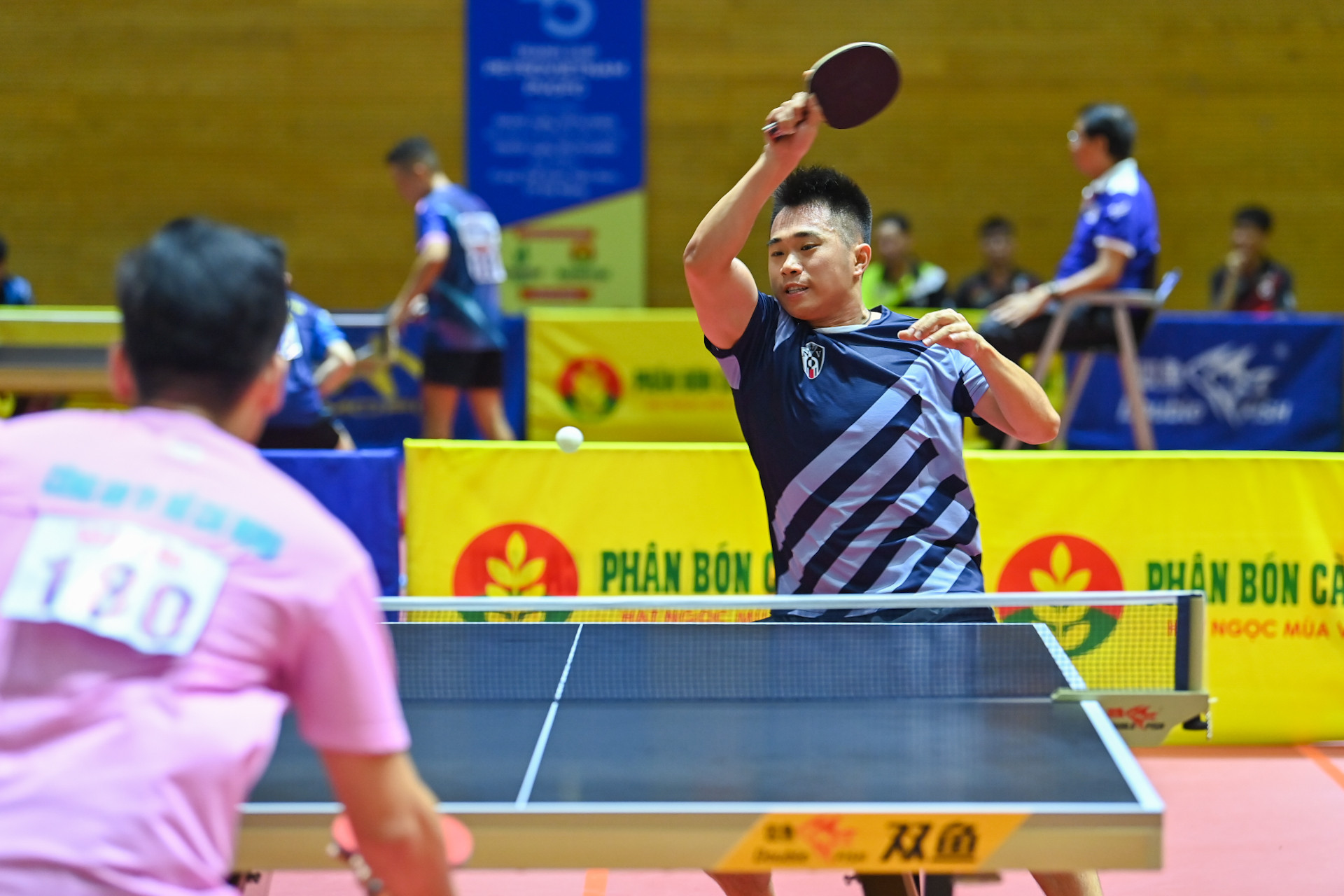 Tay vợt Nguyễn Đức Tuân (Hải Dương Long Hải 1) thi đấu xuất sắc, cùng đồng đội giành thắng lợi 3-0 trước Công an Thành phố Hồ Chí Minh.