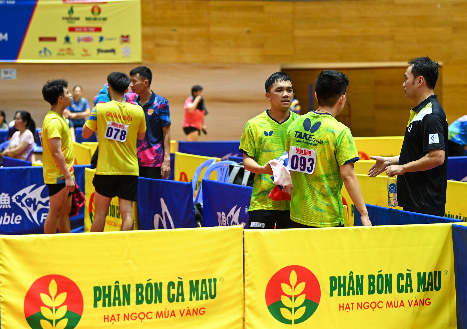 Hai huấn luyện viên trao đổi chiến thuật với các tay vợt. Hai huấn luyện viên trao đổi chiến thuật với các tay vợt.