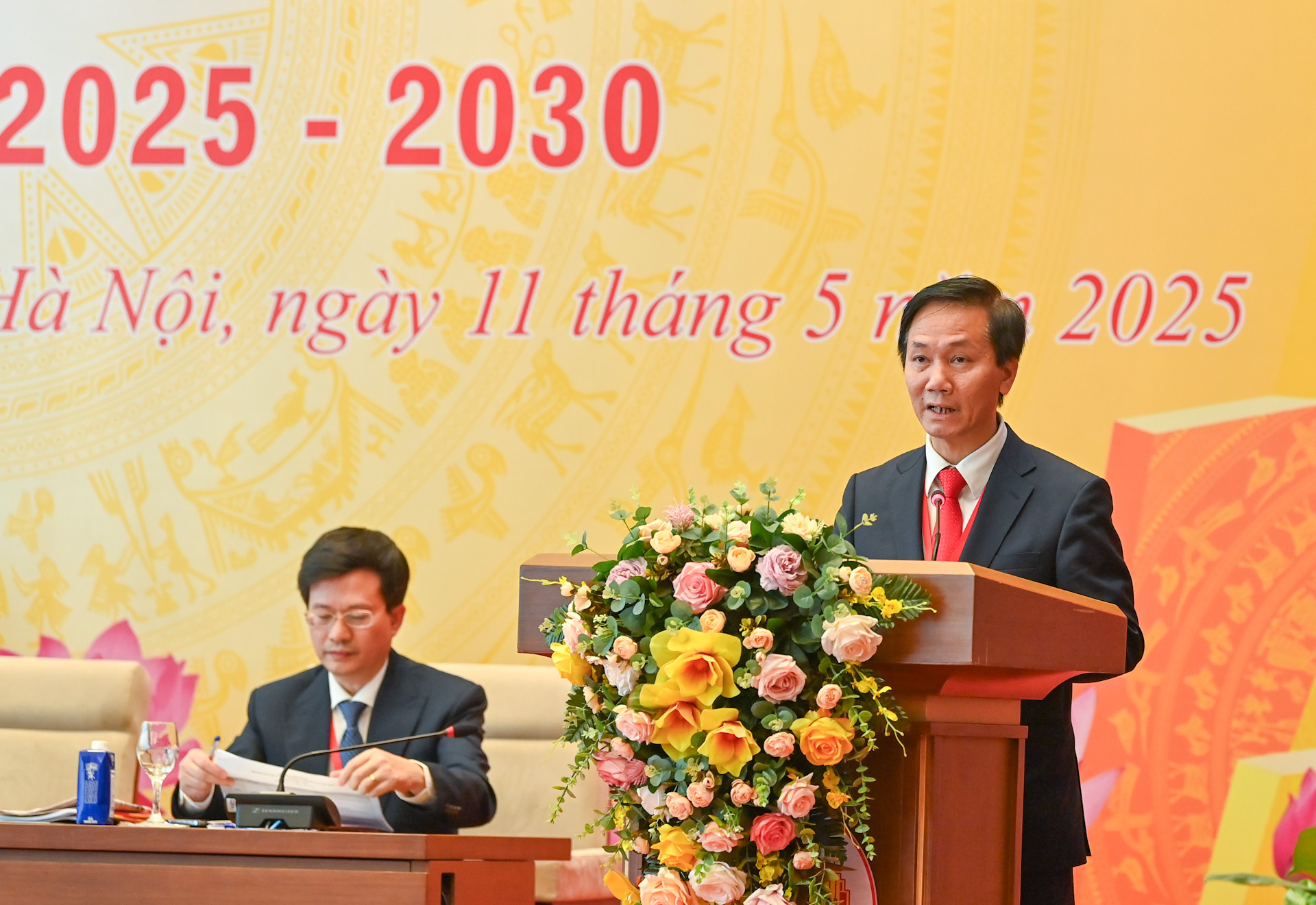 Phó Chủ nhiệm Ủy ban Văn hóa và xã hội Lâm Văn Đoan trình bày báo cáo tại Đại hội.