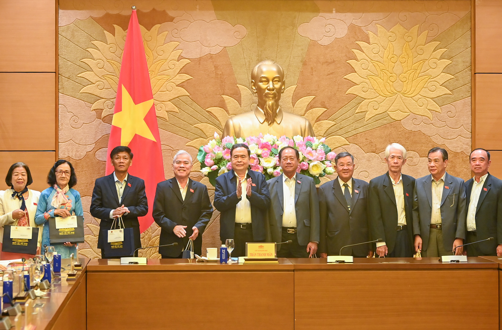 Chủ tịch Quốc hội Trần Thanh Mẫn trao quà lưu niệm tặng các đại biểu tại cuộc gặp mặt. Chủ tịch Quốc hội Trần Thanh Mẫn trao quà lưu niệm tặng các đại biểu tại cuộc gặp mặt.