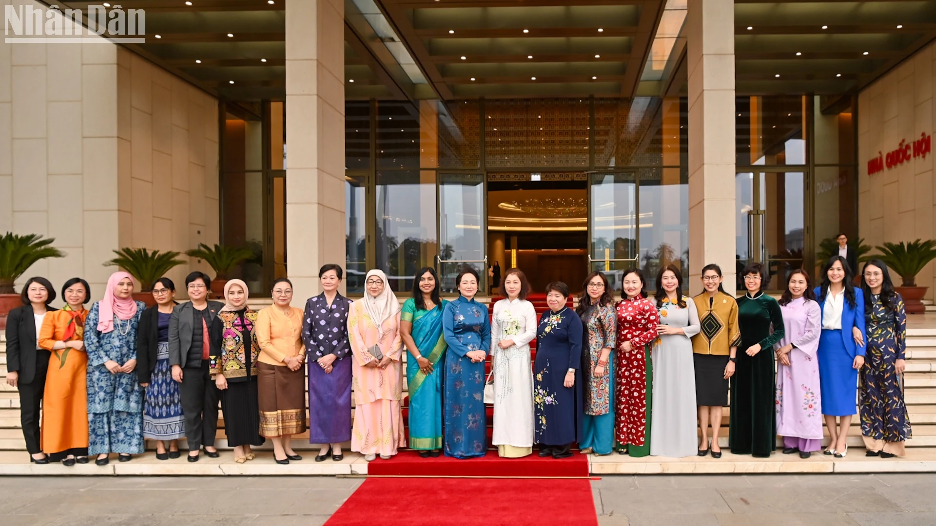 Phu nhân Chủ tịch Quốc hội Nguyễn Thị Thanh Nga với Nhóm Phụ nữ Cộng đồng ASEAN tại Hà Nội và các đại biểu.