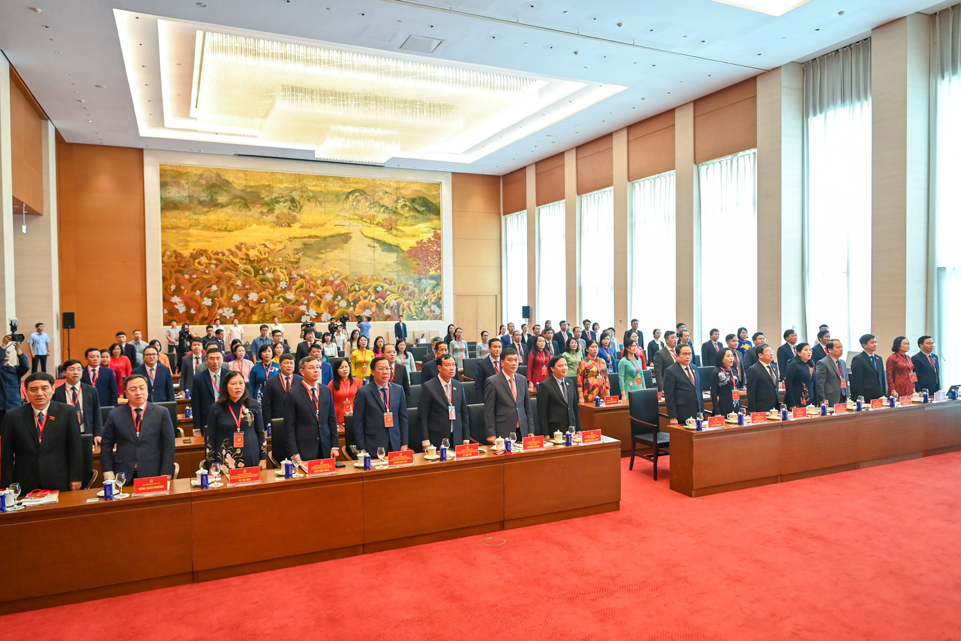 Các đại biểu thực hiện nghi thức chào cờ tại Đại hội.