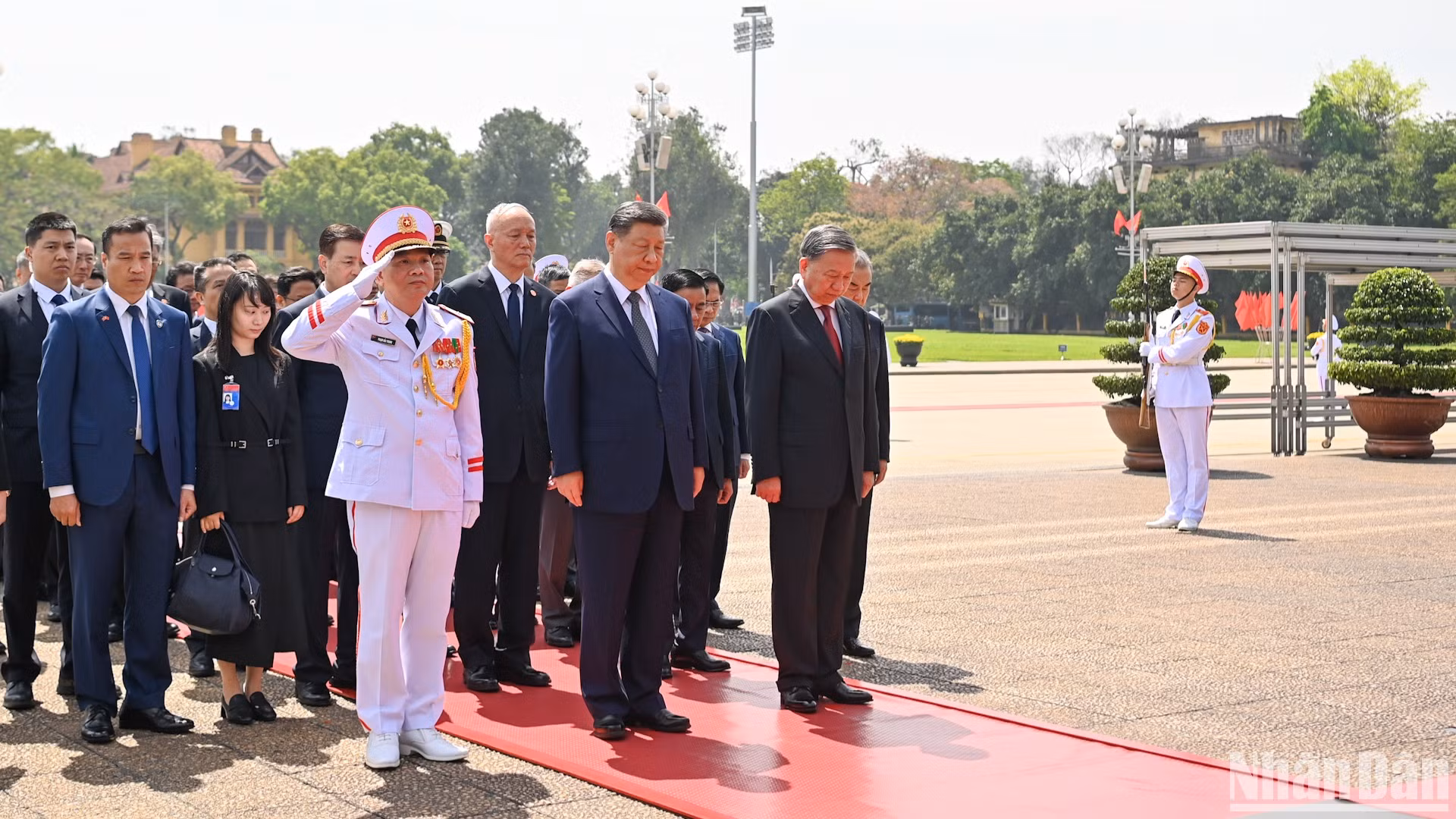 Tổng Bí thư Tô Lâm và Tổng Bí thư, Chủ tịch Trung Quốc Tập Cận Bình cùng các đại biểu thành kính tưởng nhớ Chủ tịch Hồ Chí Minh.