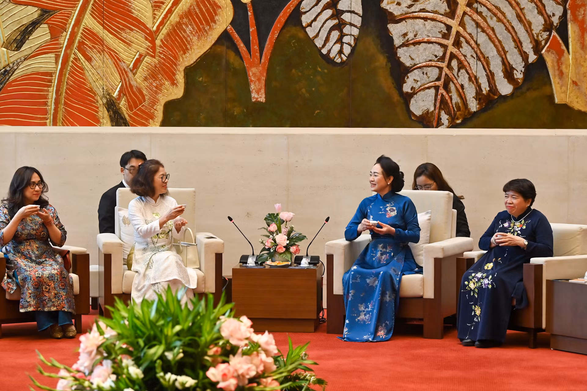 Phu nhân Chủ tịch Quốc hội Nguyễn Thị Thanh Nga và Phu nhân Phó Thủ tướng, Bộ trưởng Ngoại giao Vũ Thị Bích Ngọc thưởng thức trà tại buổi tiếp.