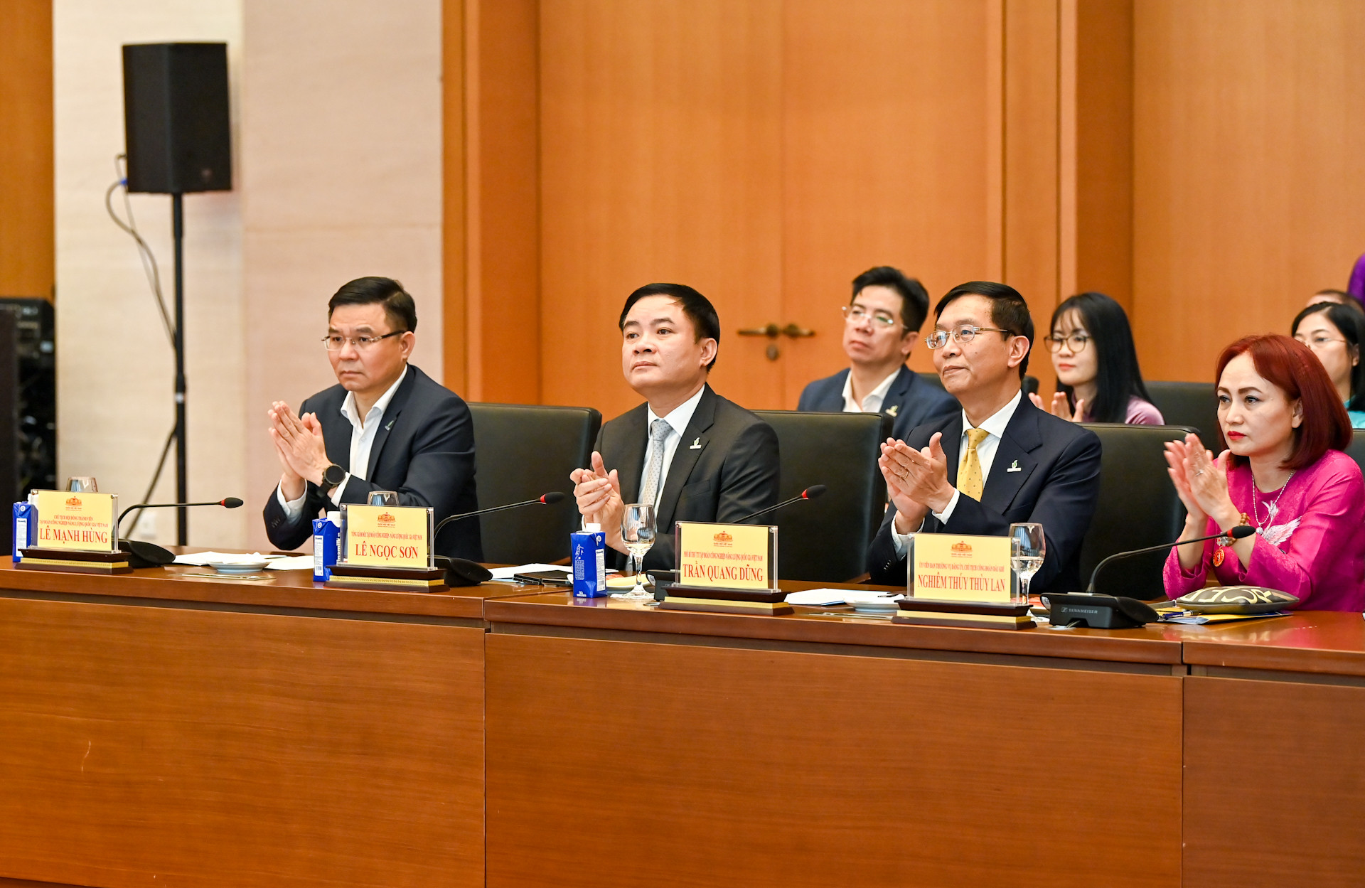 Lãnh đạo Tập đoàn Công nghiệp-Năng lượng quốc gia Việt Nam dự buổi gặp mặt.