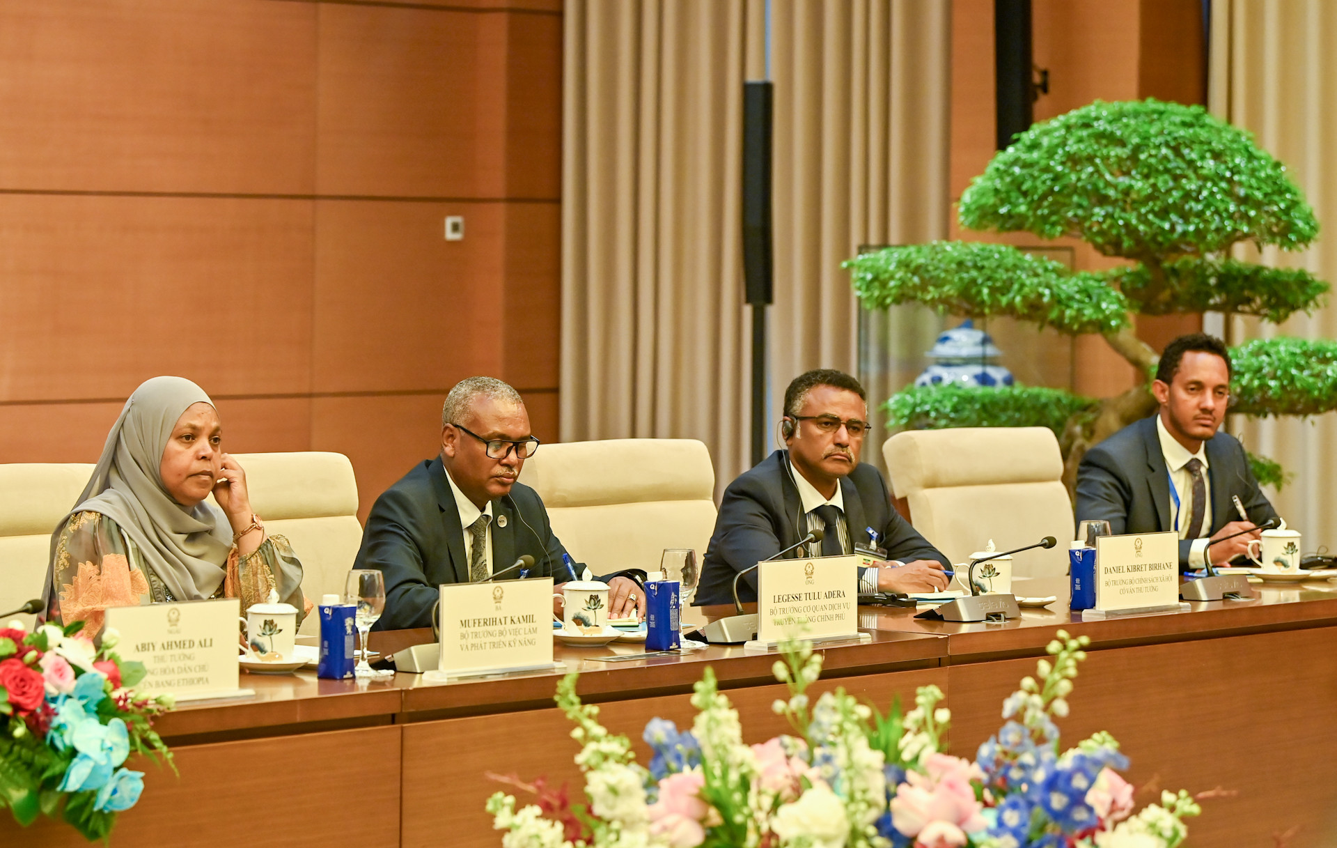 Các thành viên tháp tùng Thủ tướng Ethiopia Abiy Ahmed Ali dự hội kiến.