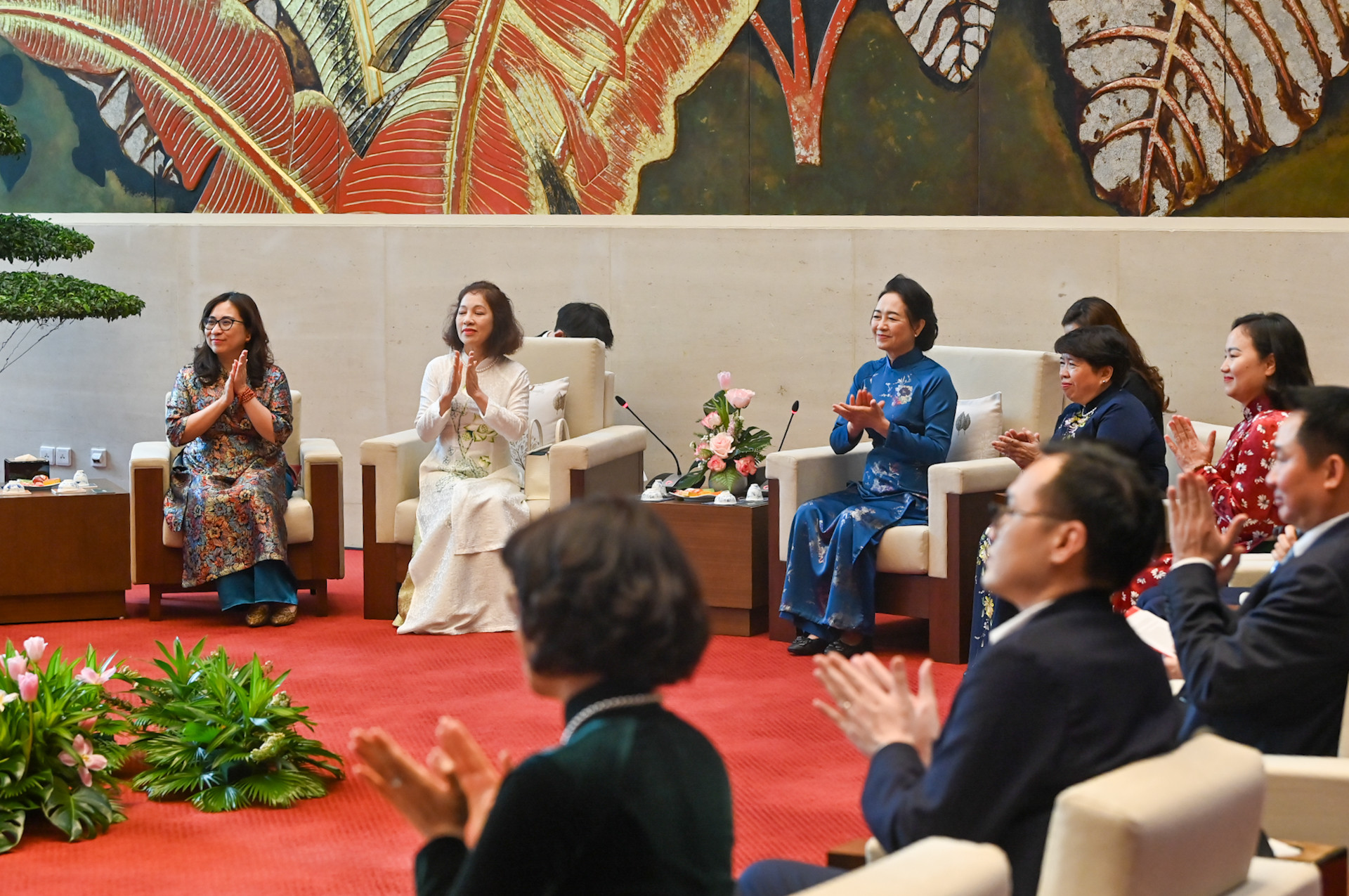 Tại buổi gặp mặt, Phu nhân Chủ tịch Quốc hội Nguyễn Thị Thanh Nga và Phu nhân Phó Thủ tướng, Bộ trưởng Ngoại giao Vũ Thị Bích Ngọc và các đại biểu nghe giới thiệu, thưởng thức chè Shan Tuyết cổ thụ.