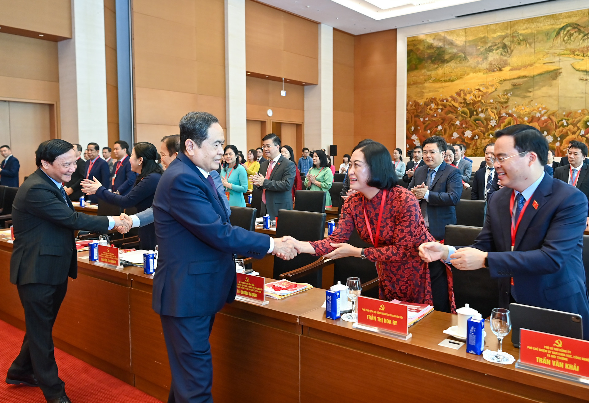 Bí thư Đảng ủy Quốc hội, Chủ tịch Quốc hội Trần Thanh Mẫn với các đại biểu dự Đại hội.