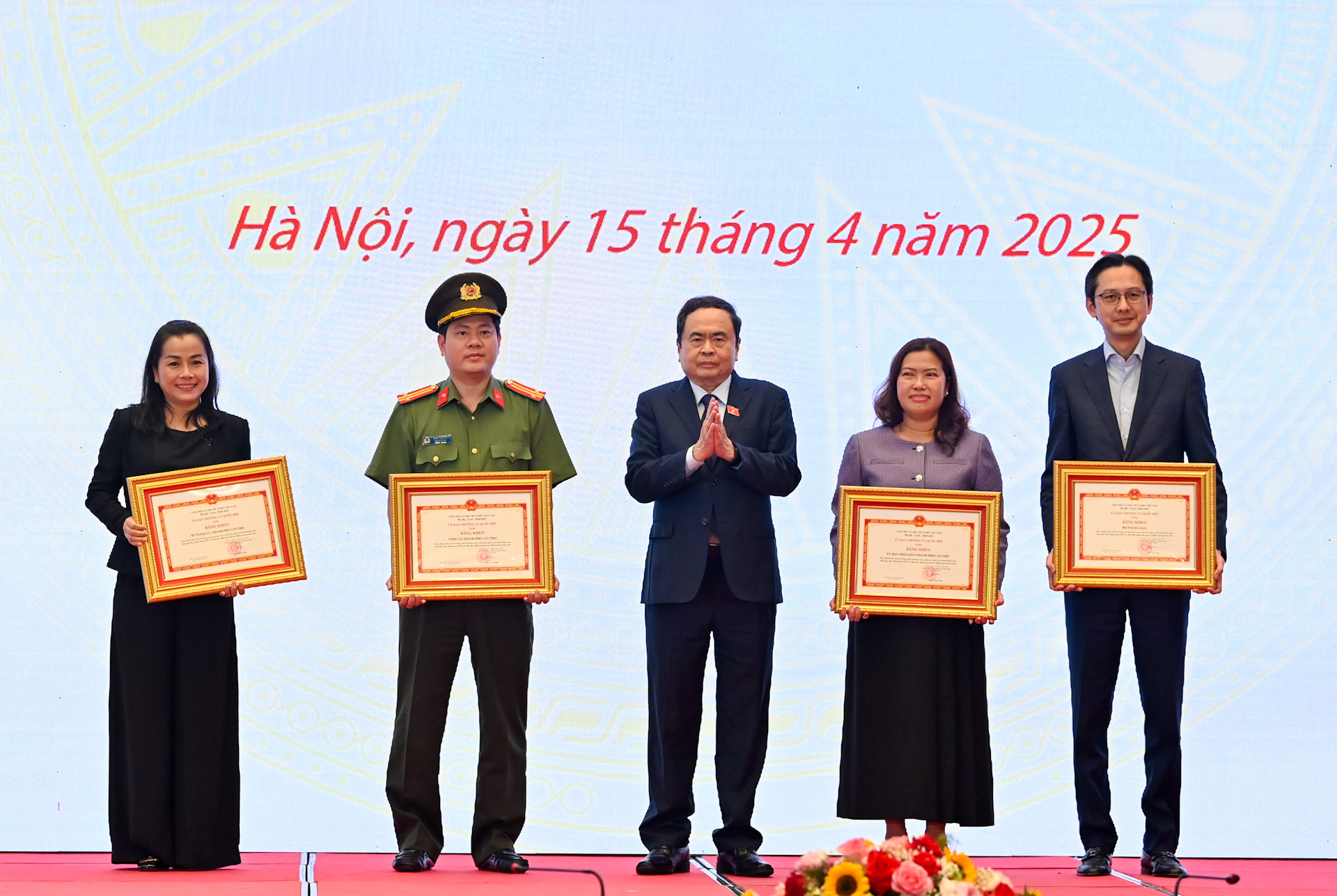 Chủ tịch Quốc hội Trần Thanh Mẫn trao Bằng khen của Ủy ban Thường vụ Quốc hội tặng các tập thể.