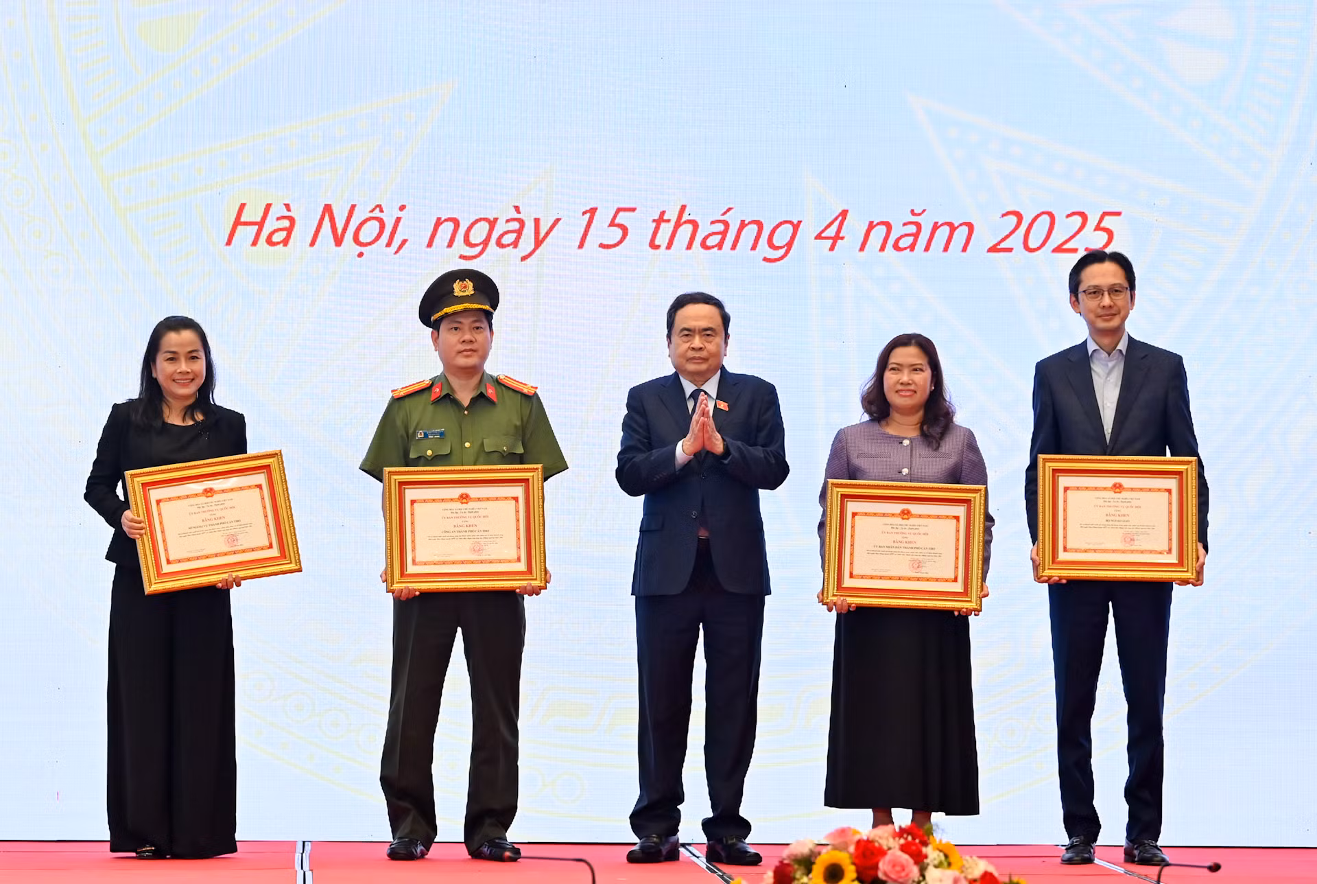 Chủ tịch Quốc hội Trần Thanh Mẫn trao Bằng khen của Ủy ban Thường vụ Quốc hội tặng các tập thể.