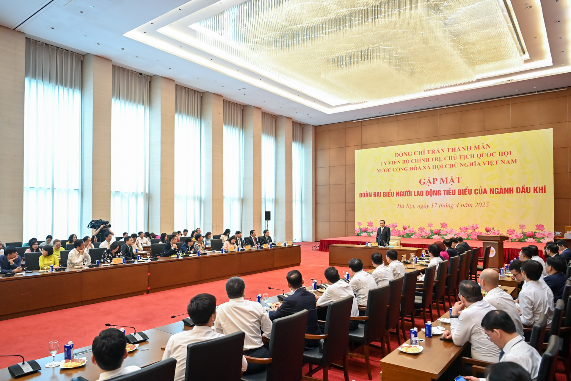 Quang cảnh gặp mặt người lao động tiêu biểu của ngành dầu khí tại Nhà Quốc hội.