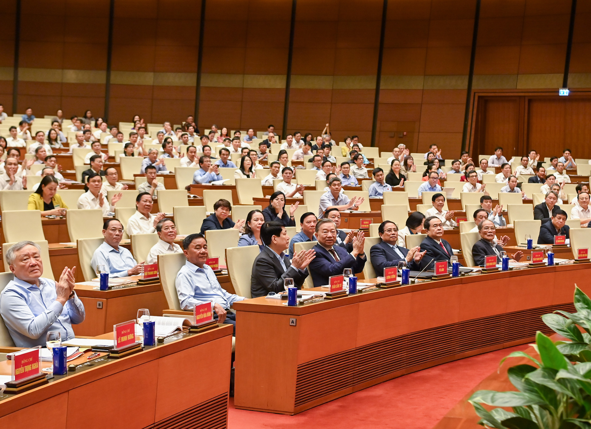 Tổng Bí thư Tô Lâm, Chủ tịch nước Lương Cường, Thủ tướng Phạm Minh Chính, Chủ tịch Quốc hội Trần Thanh Mẫn, Thường trực Ban Bí thư Trần Cẩm Tú và các đại biểu dự hội nghị.
