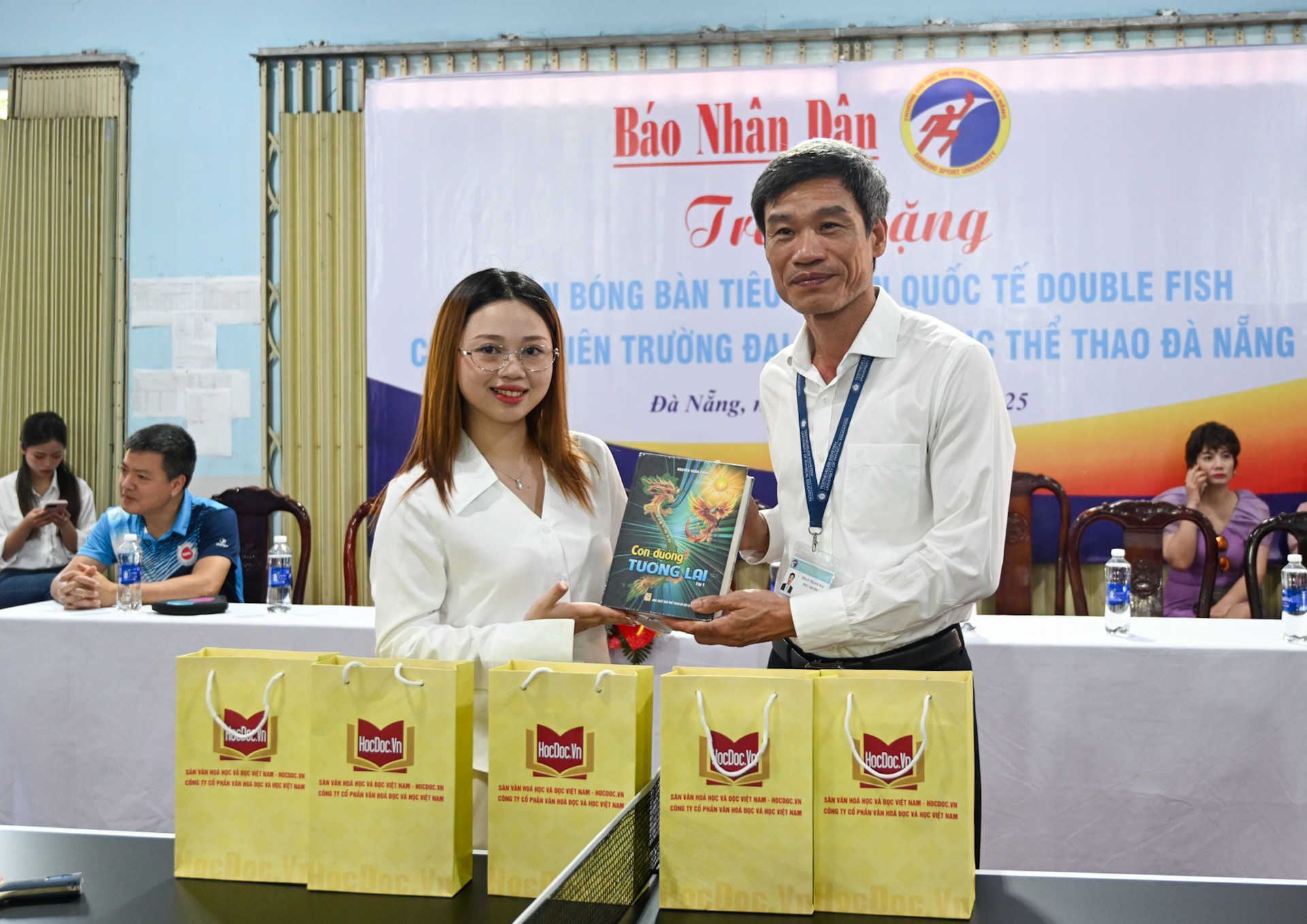 Đại diện Công ty cổ phần Văn hóa Đọc và Học Việt Nam trao sách tặng Trường đại học Thể dục Thể thao Đà Nẵng.