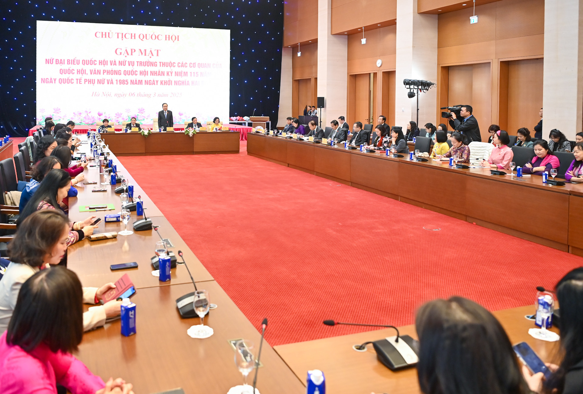Quang cảnh cuộc gặp mặt tại Nhà Quốc hội.