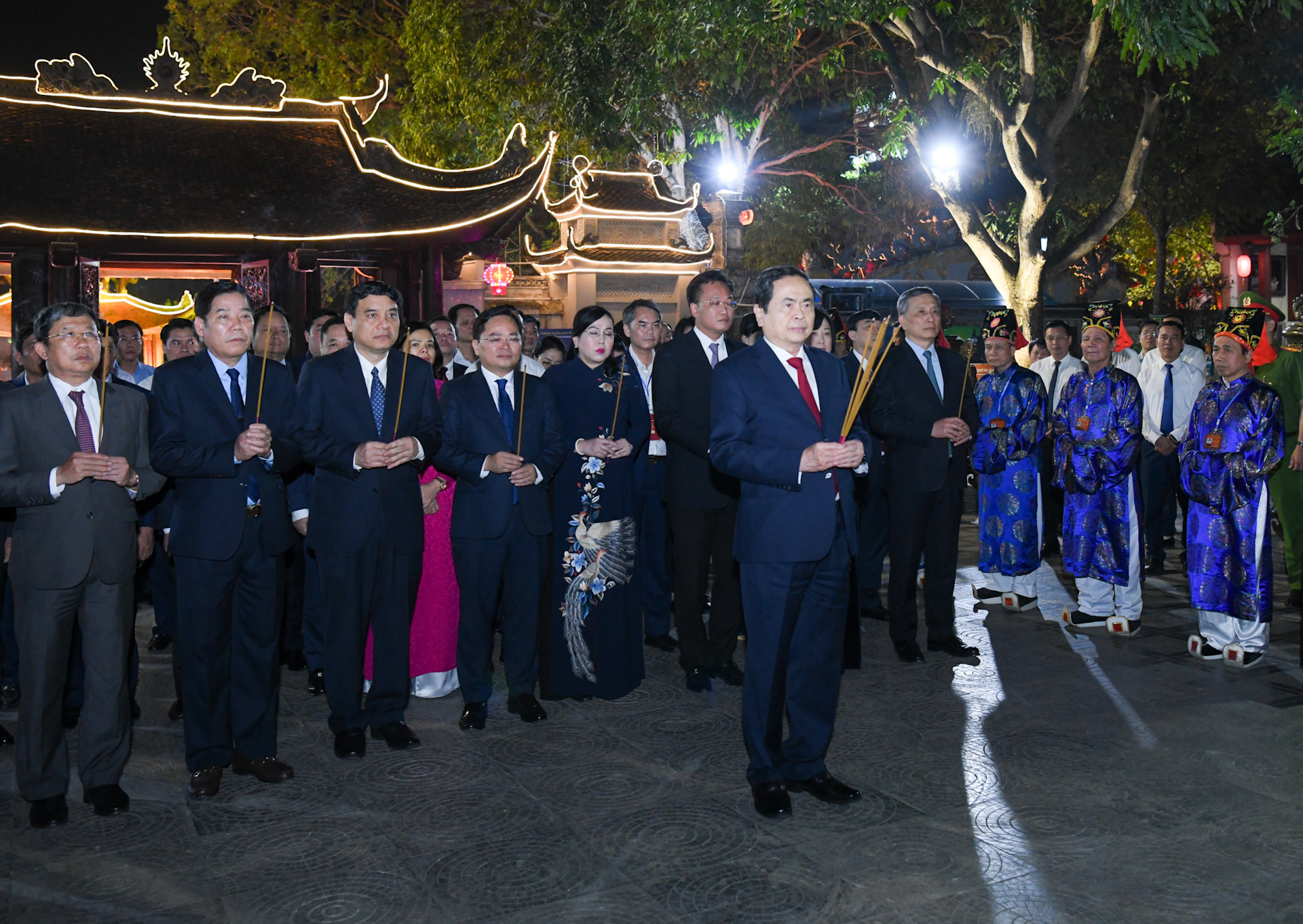 Chủ tịch Quốc hội Trần Thanh Mẫn cùng các đại biểu dâng hương tưởng nhớ các vị Vua triều Lý tại Đền Đô.