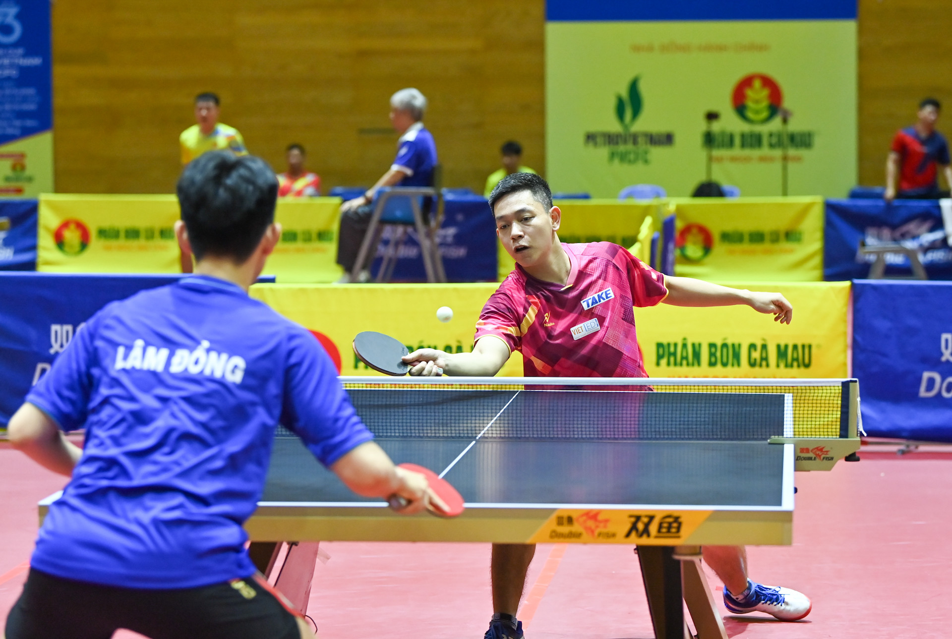 Tay vợt Nguyễn Văn Huấn (Hà Nội 1) cùng đồng đội lọt vào vòng bán kết sau khi giành chiến thắng dễ dàng với tỷ số 3-0 trước Lâm Đồng 1.