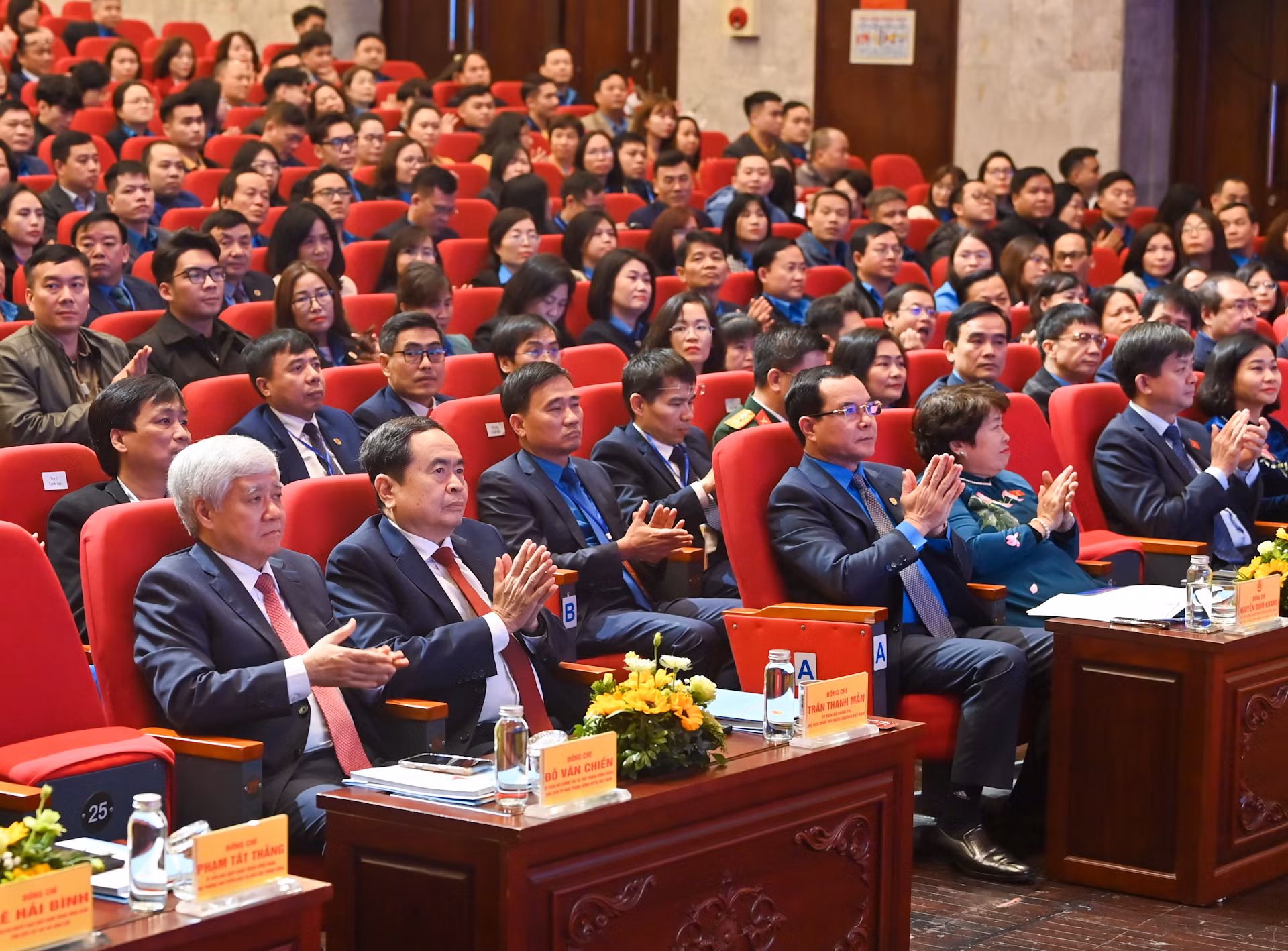 Chủ tịch Quốc hội Trần Thanh Mẫn cùng các đồng chí lãnh đạo Đảng, Nhà nước và các đại biểu dự chương trình.