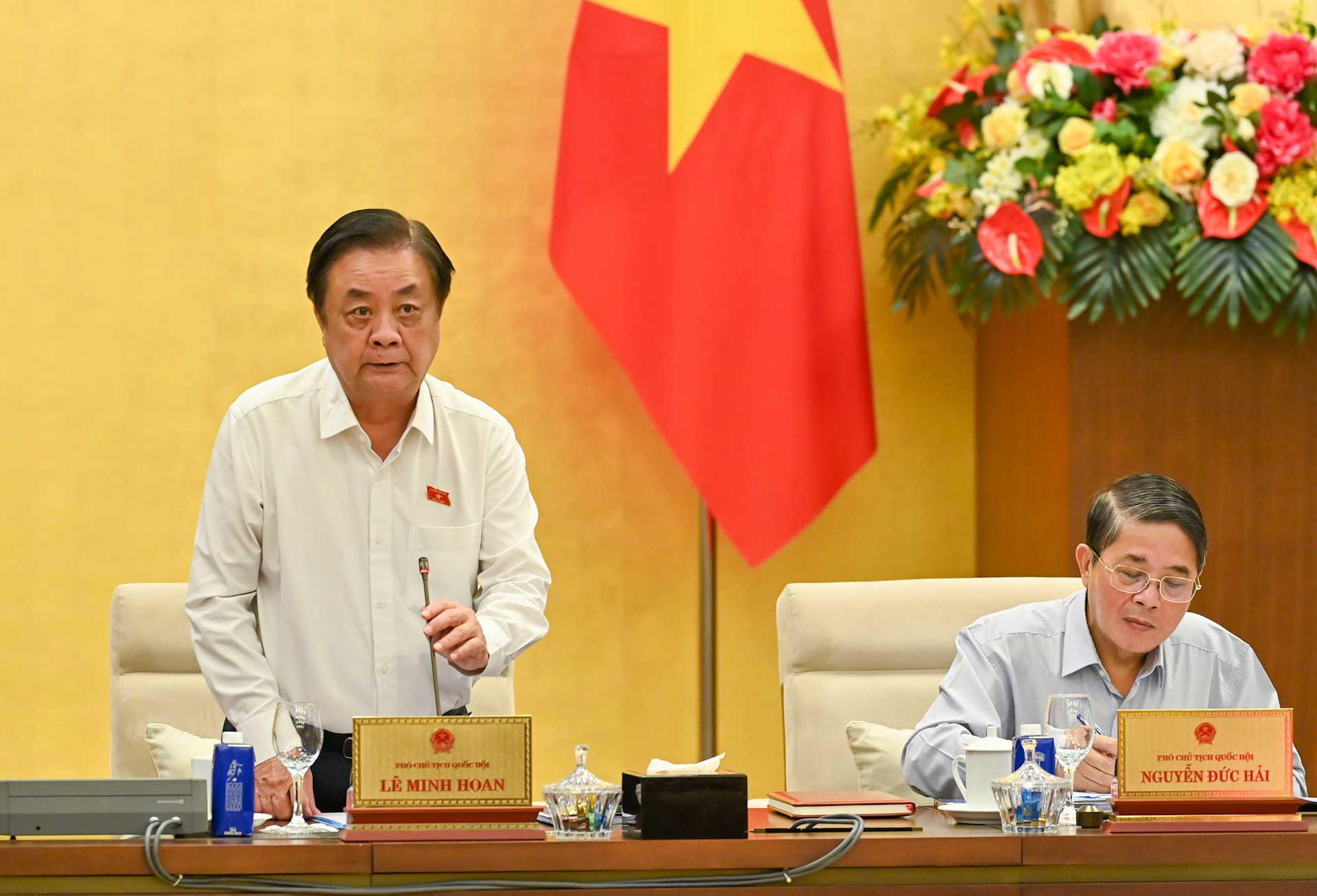 Phó Chủ tịch Quốc hội Lê Minh Hoan điều hành nội dung thảo luận tại phiên họp.