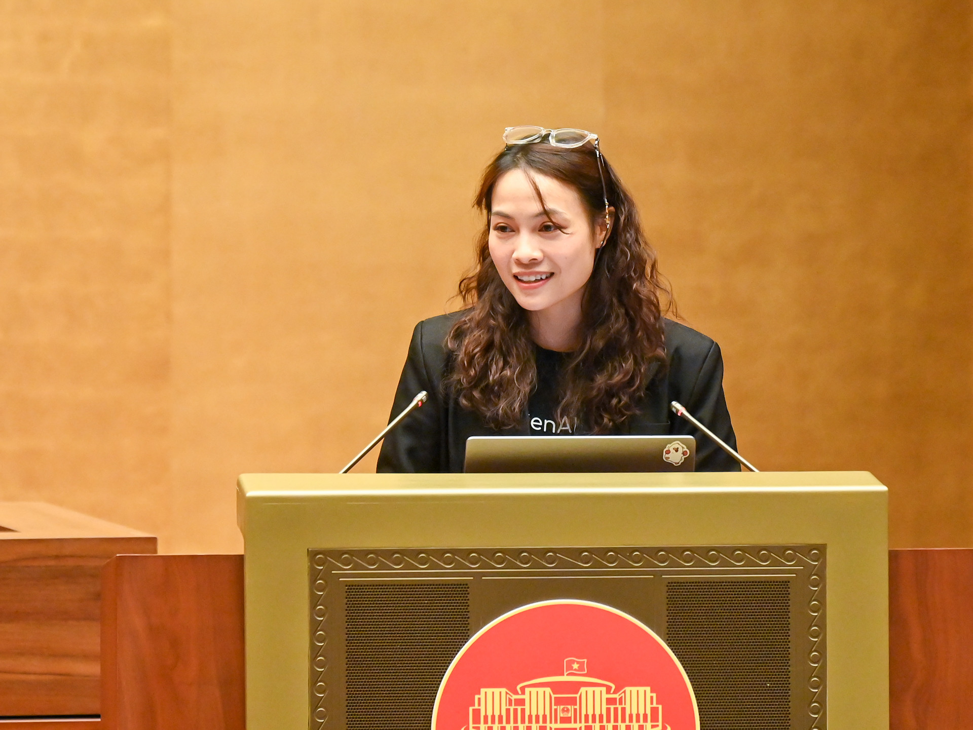 Giám đốc điều hành Gen AI Fund Laura Nguyễn trình bày tham luận tại hội nghị.