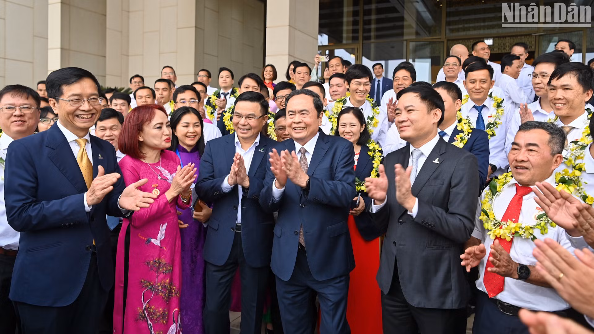 Chủ tịch Quốc hội Trần Thanh Mẫn với các đại biểu, người lao động tiêu biểu của ngành dầu khí.