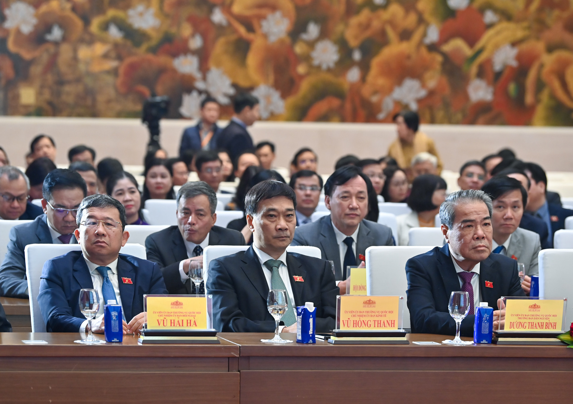 Các đồng chí Ủy viên Thường vụ Quốc hội, lãnh đạo các Ủy ban của Quốc hội dự buổi lễ.