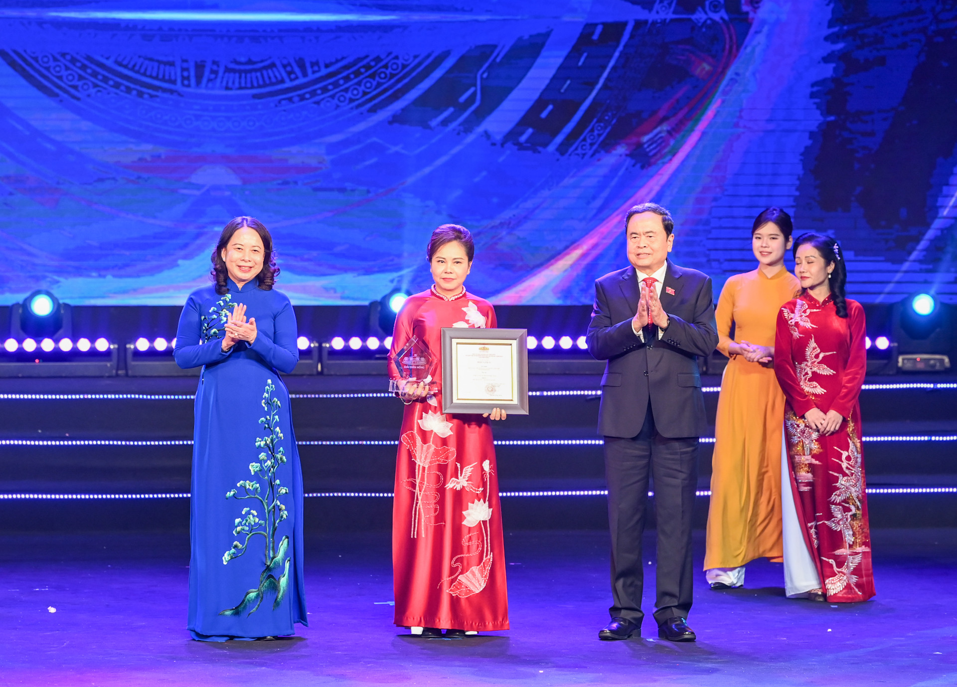 Chủ tịch Quốc hội Trần Thanh Mẫn và Phó Chủ tịch nước Võ Thị Ánh Xuân trao giải A tặng các tác giả, nhóm tác giả.