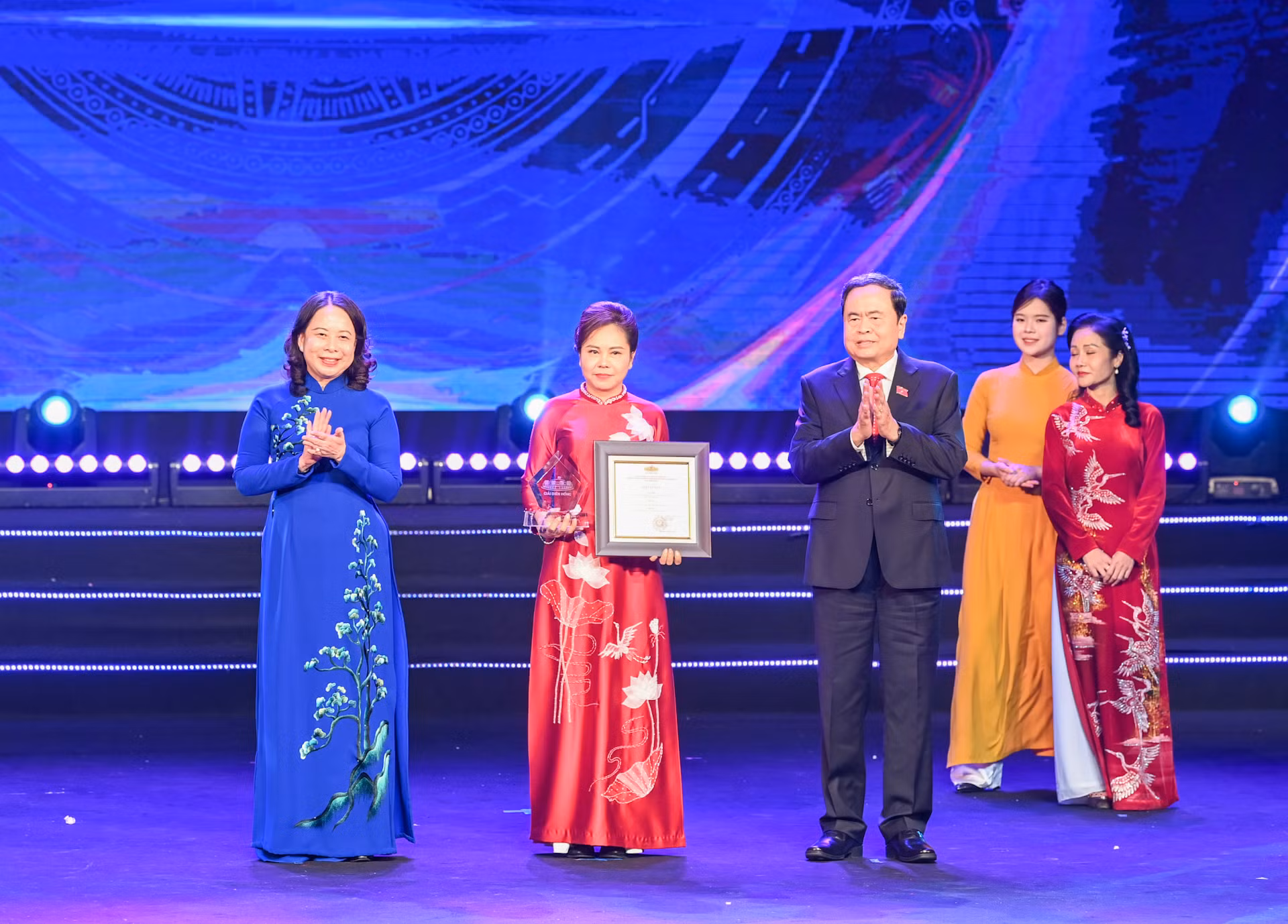 Chủ tịch Quốc hội Trần Thanh Mẫn và Phó Chủ tịch nước Võ Thị Ánh Xuân trao giải A tặng các tác giả, nhóm tác giả.