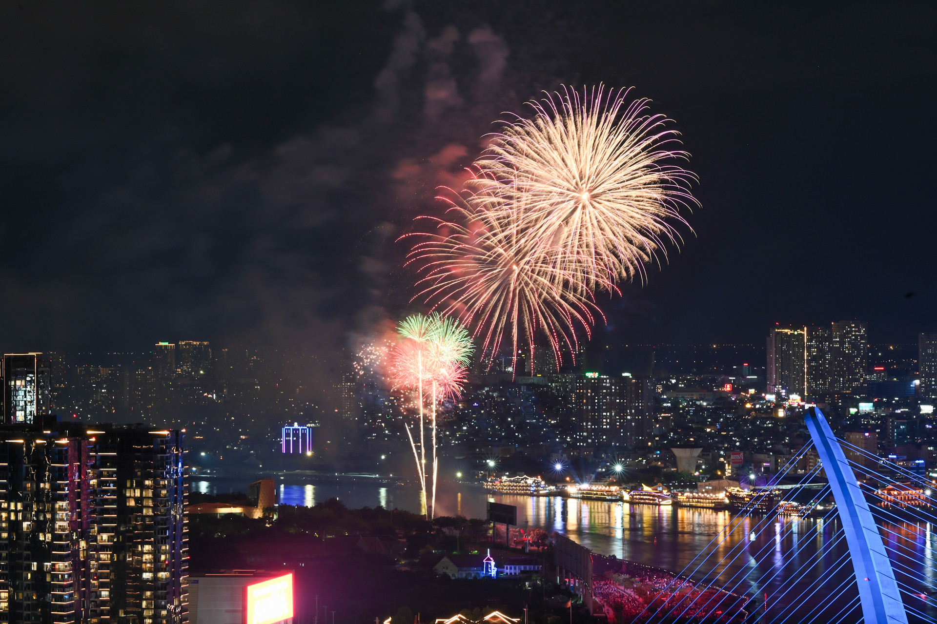 Màn pháo hoa đẹp mắt trên sông Sài Gòn.