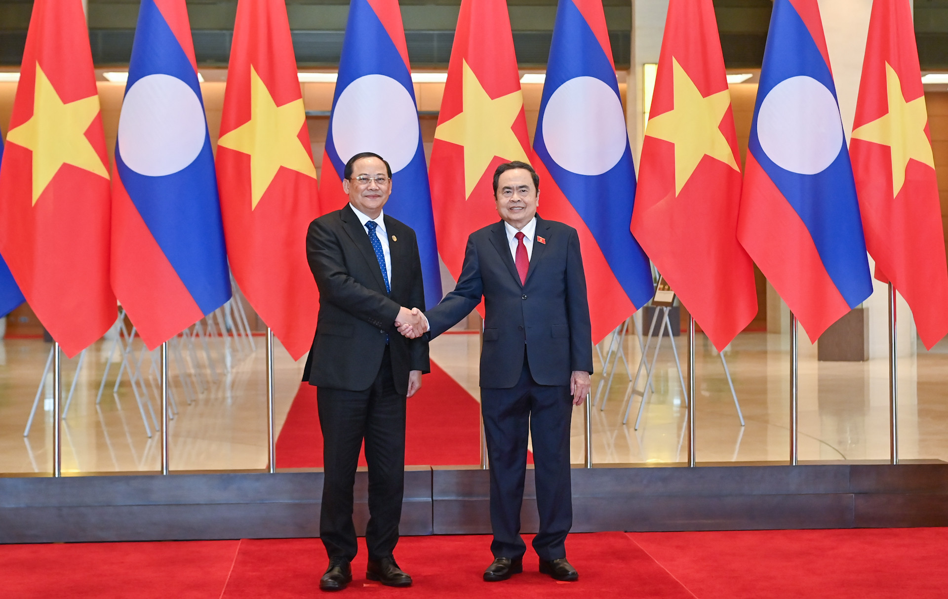 Chủ tịch Quốc hội Trần Thanh Mẫn và Thủ tướng Lào Sonexay Siphandone.