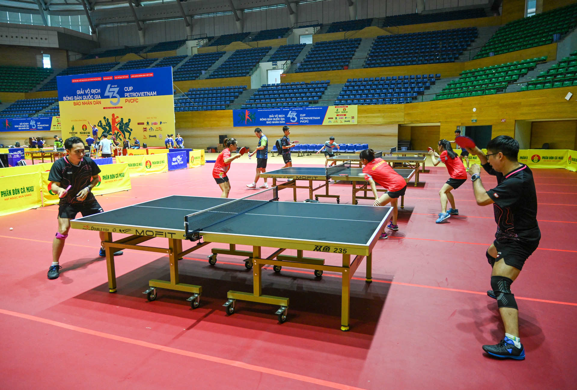 Không khí sôi nổi, hào hứng của các vận động viên trên sân nhà thi đấu Cung thể thao Tiên Sơn.