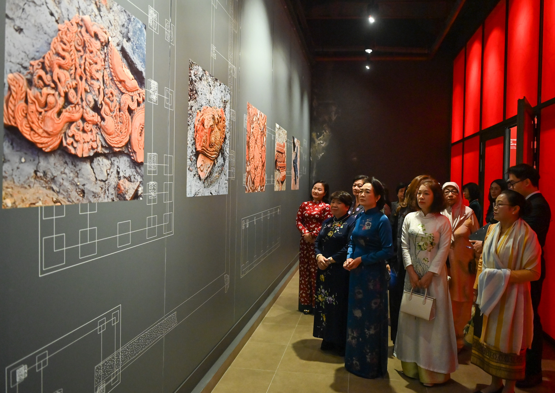Phu nhân Chủ tịch Quốc hội Nguyễn Thị Thanh Nga và Nhóm Phụ nữ cộng đồng ASEAN tại Hà Nội tham quan Khu vực trưng bày khảo cổ dưới tầng hầm Nhà Quốc hội.