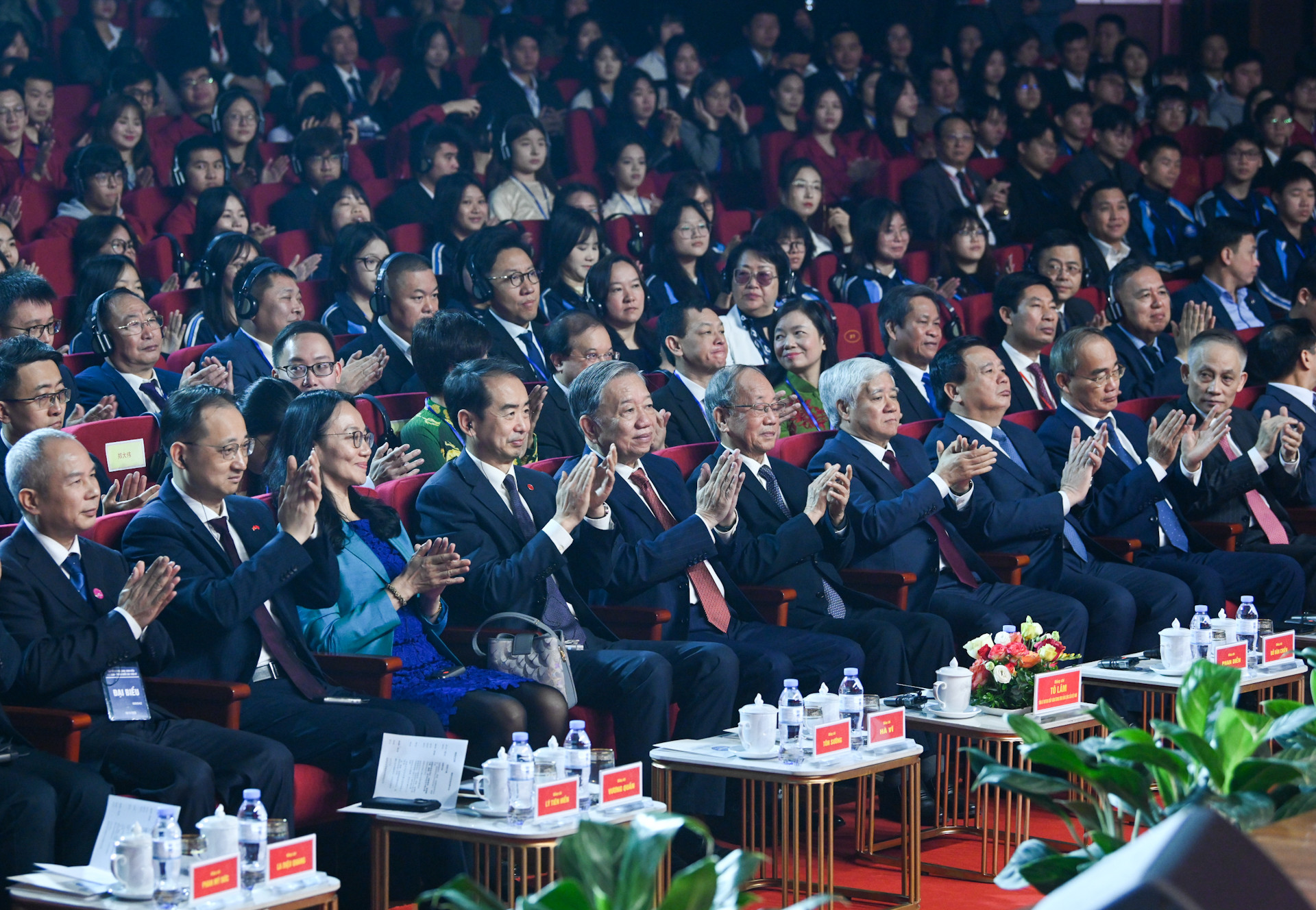 Tổng Bí thư Tô Lâm, Đại sứ Trung Quốc Hà Vĩ cùng các đồng chí lãnh đạo Đảng, Nhà nước và các đại biểu tại cuộc gặp gỡ.