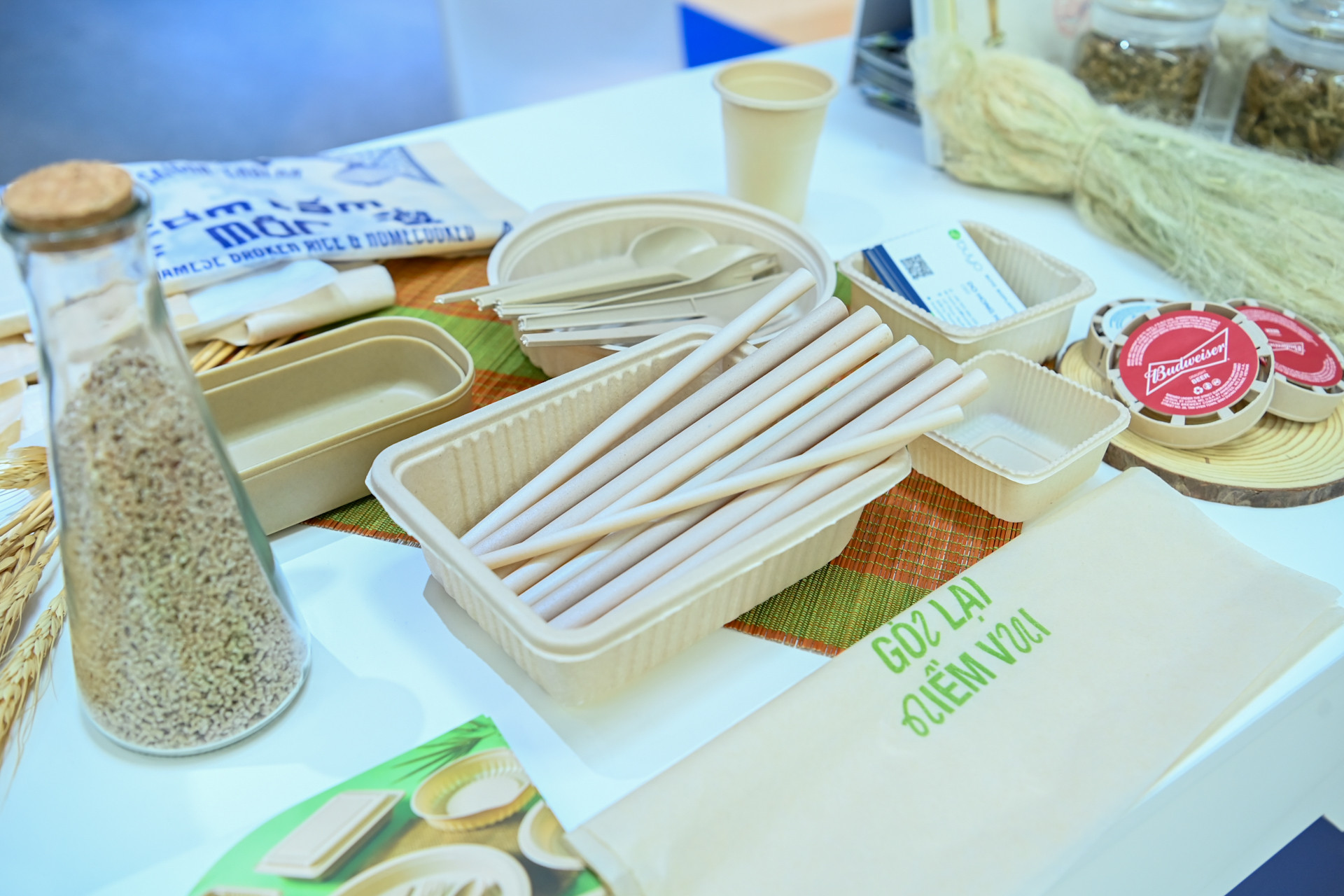 Ống hút tái chế và các sản phẩm tái chế được giới thiệu tại triển lãm. Ống hút tái chế và các sản phẩm tái chế được giới thiệu tại triển lãm.