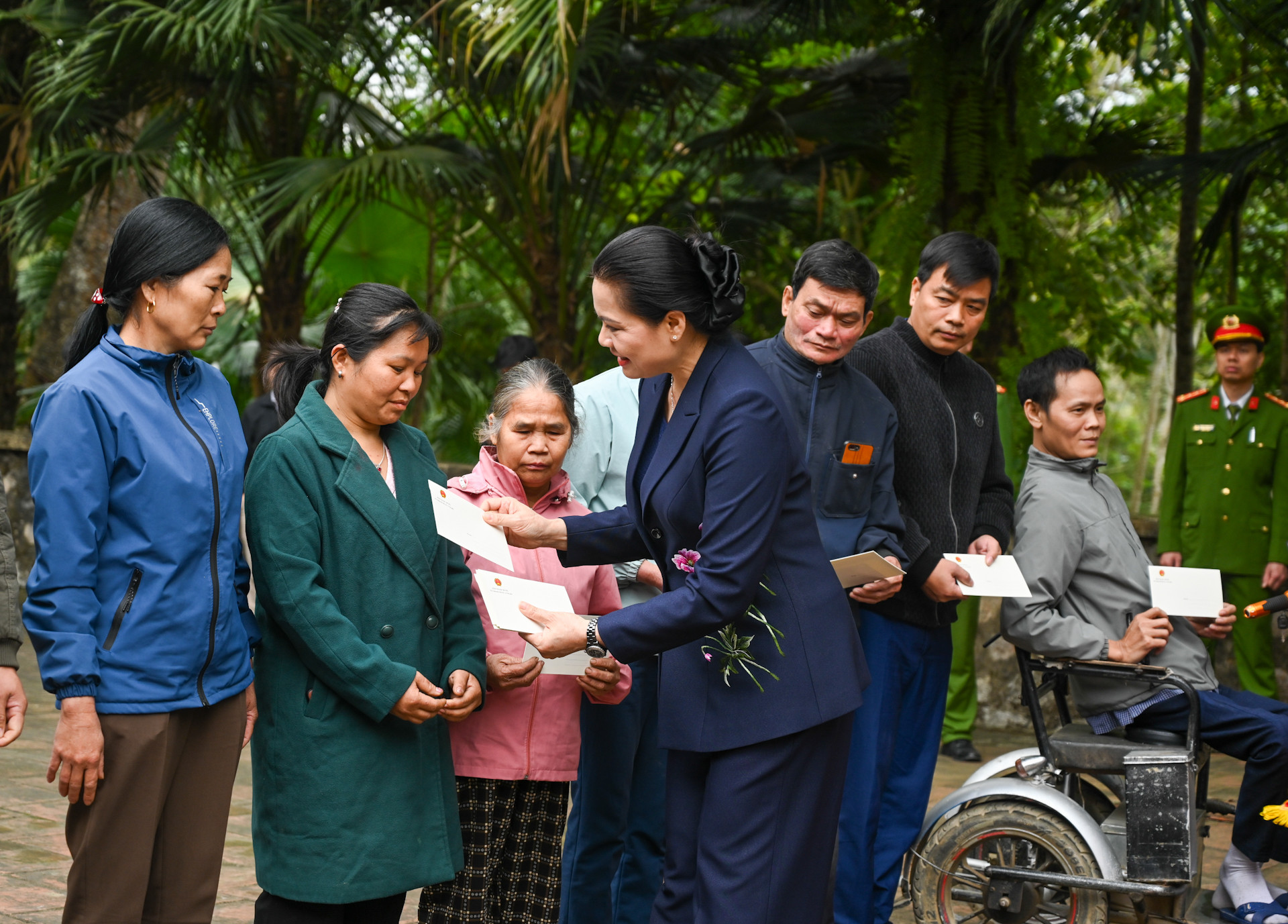 Bí thư Tỉnh ủy Tuyên Quang Hà Thị Nga trao quà, tặng các gia đình chính sách của xã Trung Yên, huyện Sơn Dương.