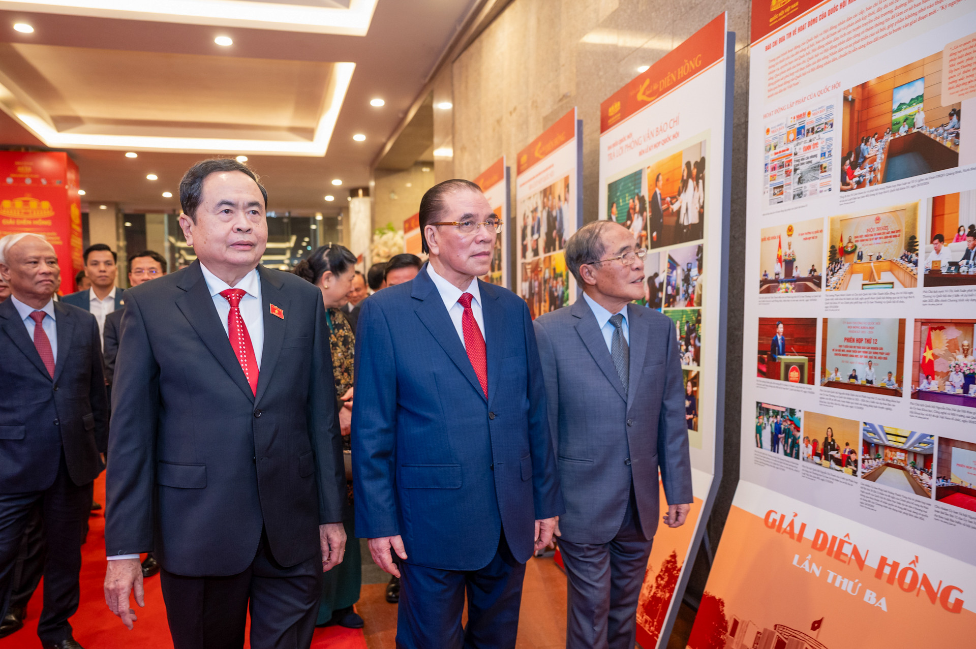 Chủ tịch Quốc hội Trần Thanh Mẫn cùng các đại biểu tham quan Trưng bày ảnh “Khoảnh khắc Diên Hồng”.