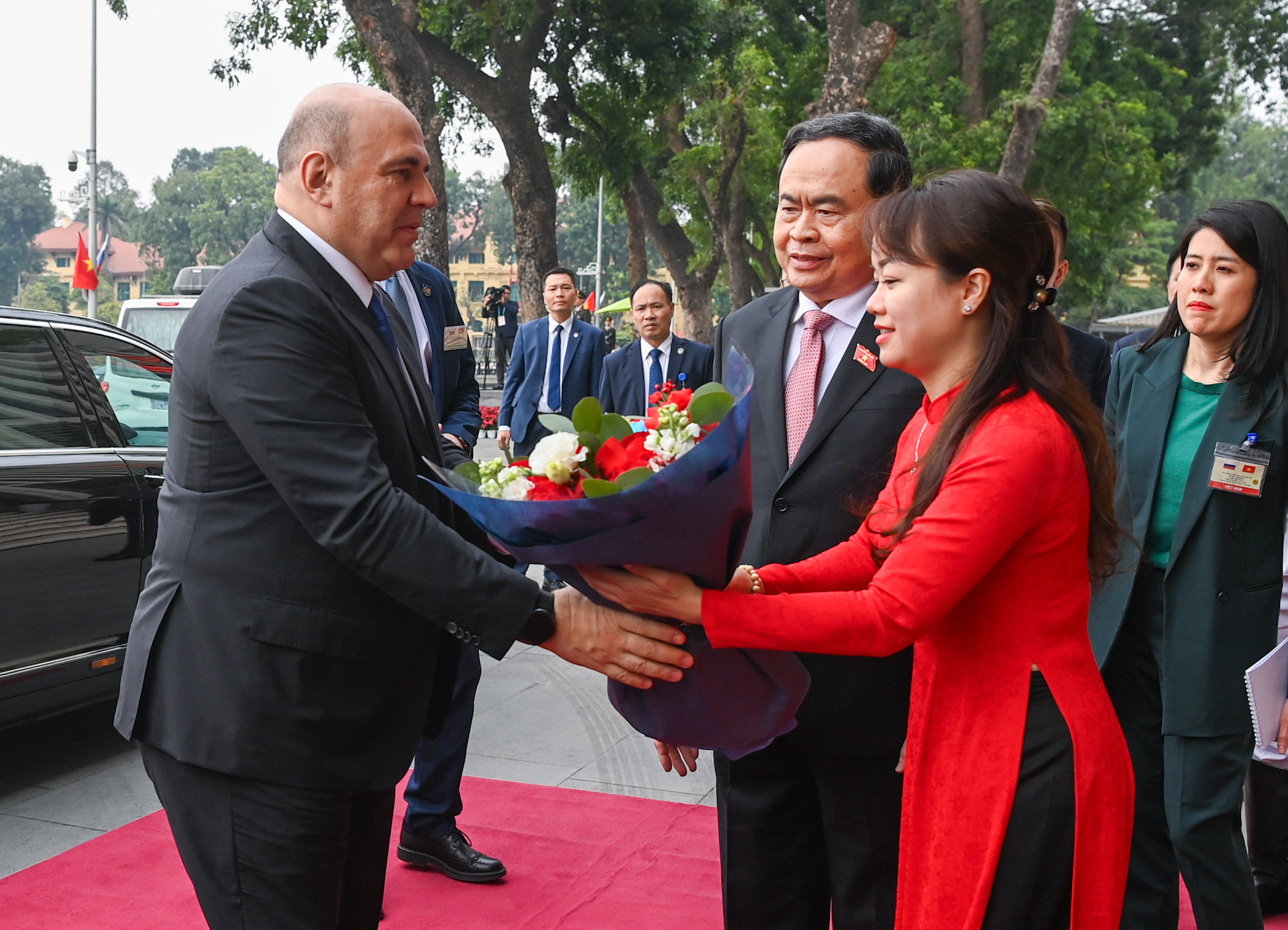 Nhân viên Văn phòng Quốc hội tặng hoa chào mừng Thủ tướng Liên bang Nga.