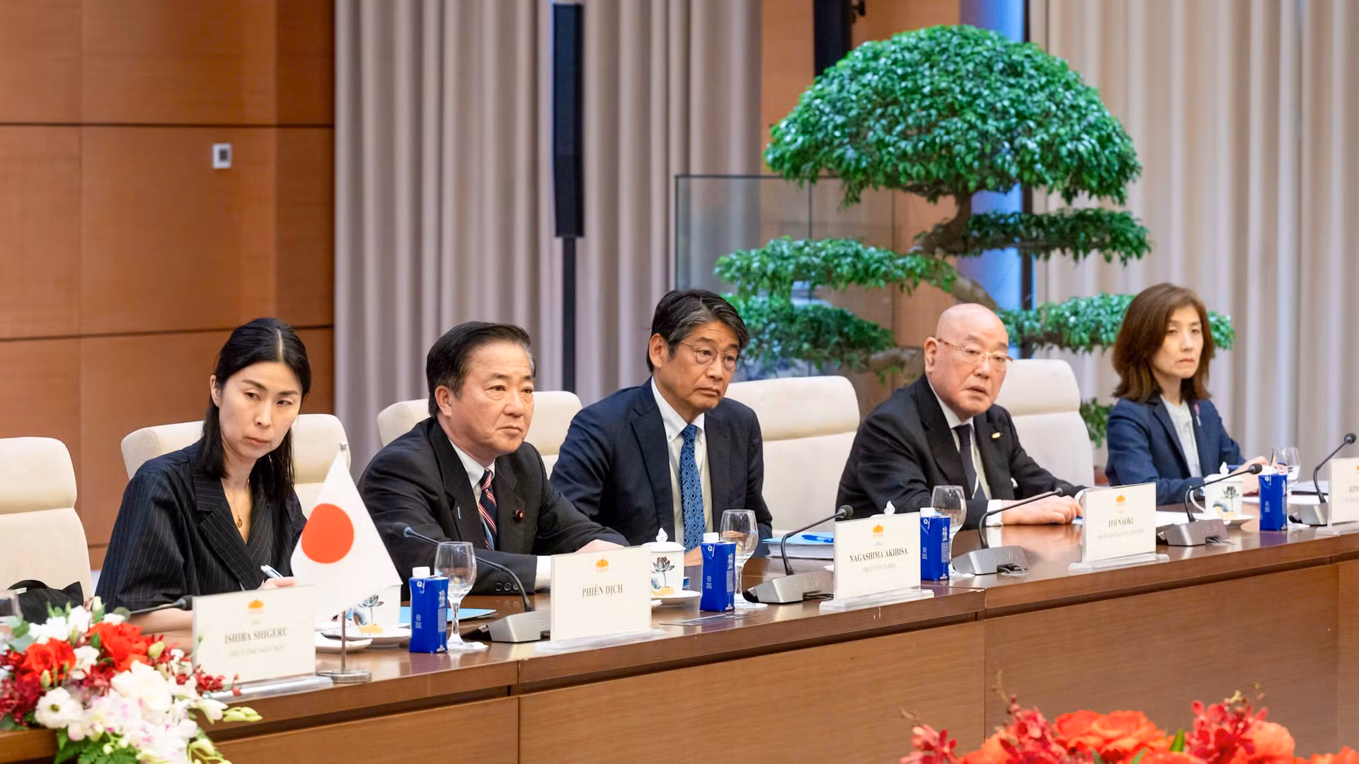 Các thành viên tháp tùng Thủ tướng Nhật Bản dự hội kiến.