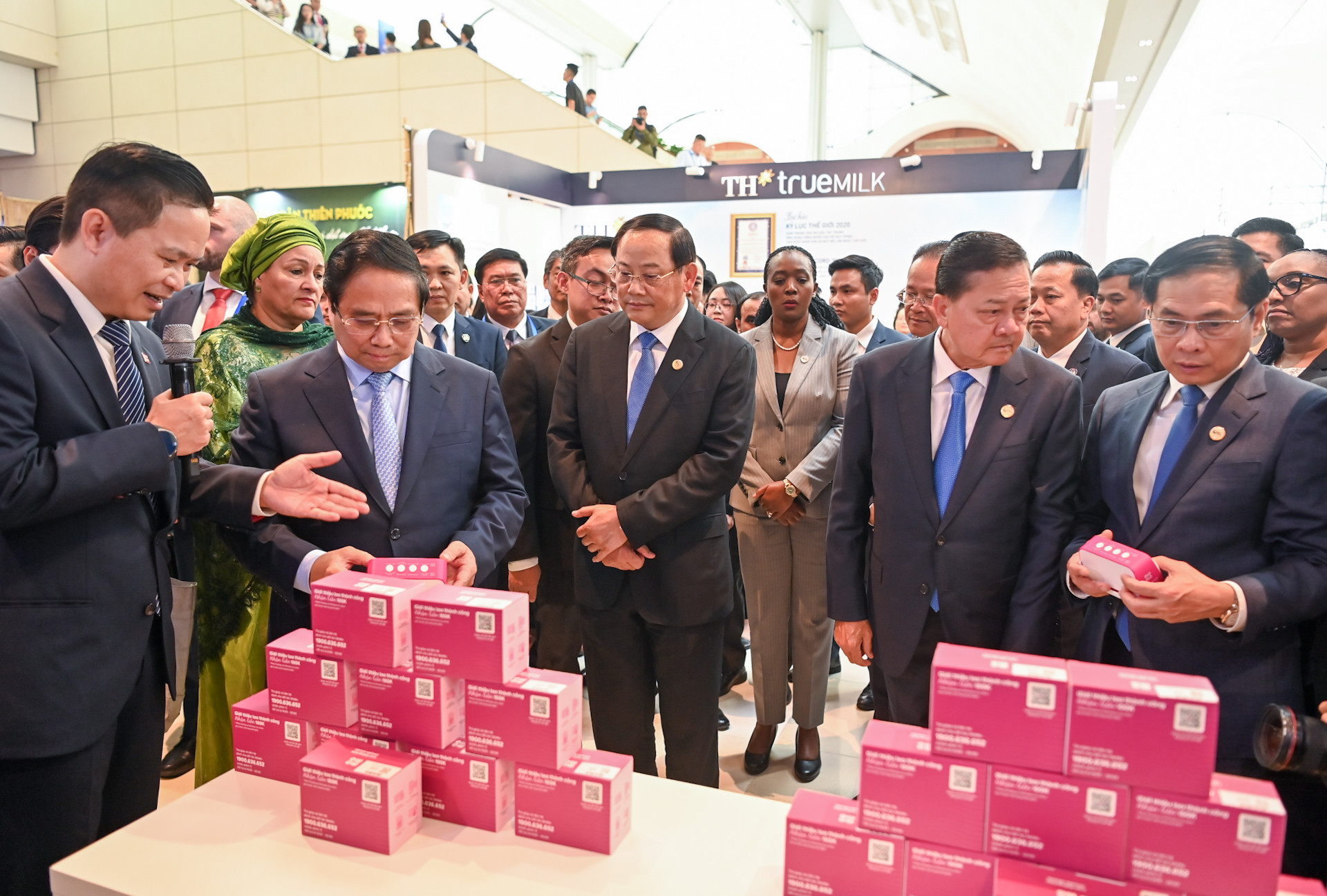 Đại diện Tập đoàn Công nghệ tài chính Momo giới thiệu sản phẩm với Thủ tướng Phạm Minh Chính và các đại biểu. Đại diện Tập đoàn Công nghệ tài chính Momo giới thiệu sản phẩm với Thủ tướng Phạm Minh Chính và các đại biểu.