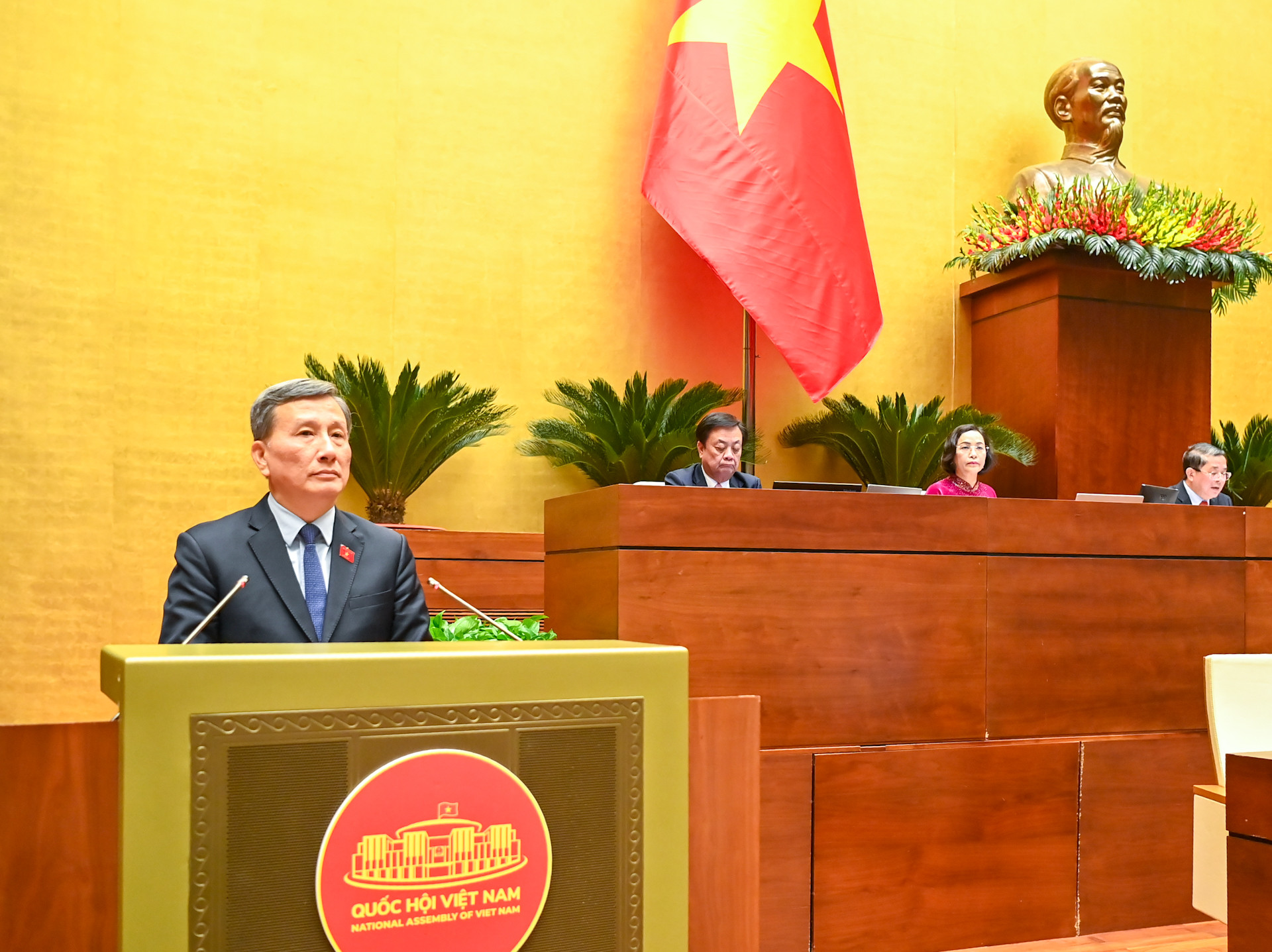 Chủ nhiệm Ủy ban Khoa học, Công nghệ và Môi trường Lê Quang Huy trình bày dự thảo Nghị quyết.