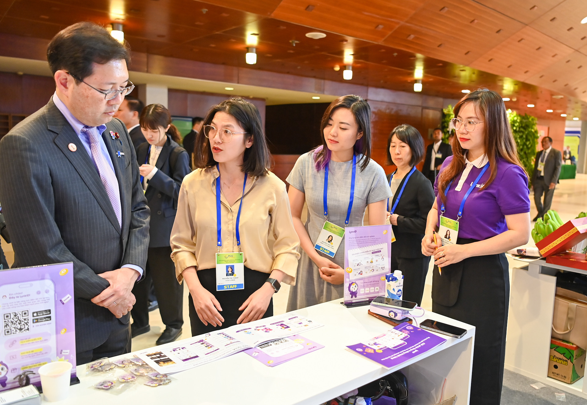 Khách tham quan, nghe giới thiệu về nền tảng chăm sóc khách hàng toàn diện trên nền tảng số Loyalty. Khách tham quan, nghe giới thiệu về nền tảng chăm sóc khách hàng toàn diện trên nền tảng số Loyalty.