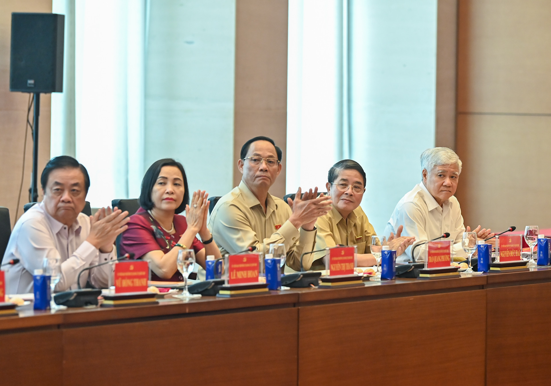 Chủ tịch Ủy ban Trung ương Mặt trận Tổ quốc Việt Nam Đỗ Văn Chiến và các Phó Chủ tịch Quốc hội dự hội nghị. Chủ tịch Ủy ban Trung ương Mặt trận Tổ quốc Việt Nam Đỗ Văn Chiến và các Phó Chủ tịch Quốc hội dự hội nghị.