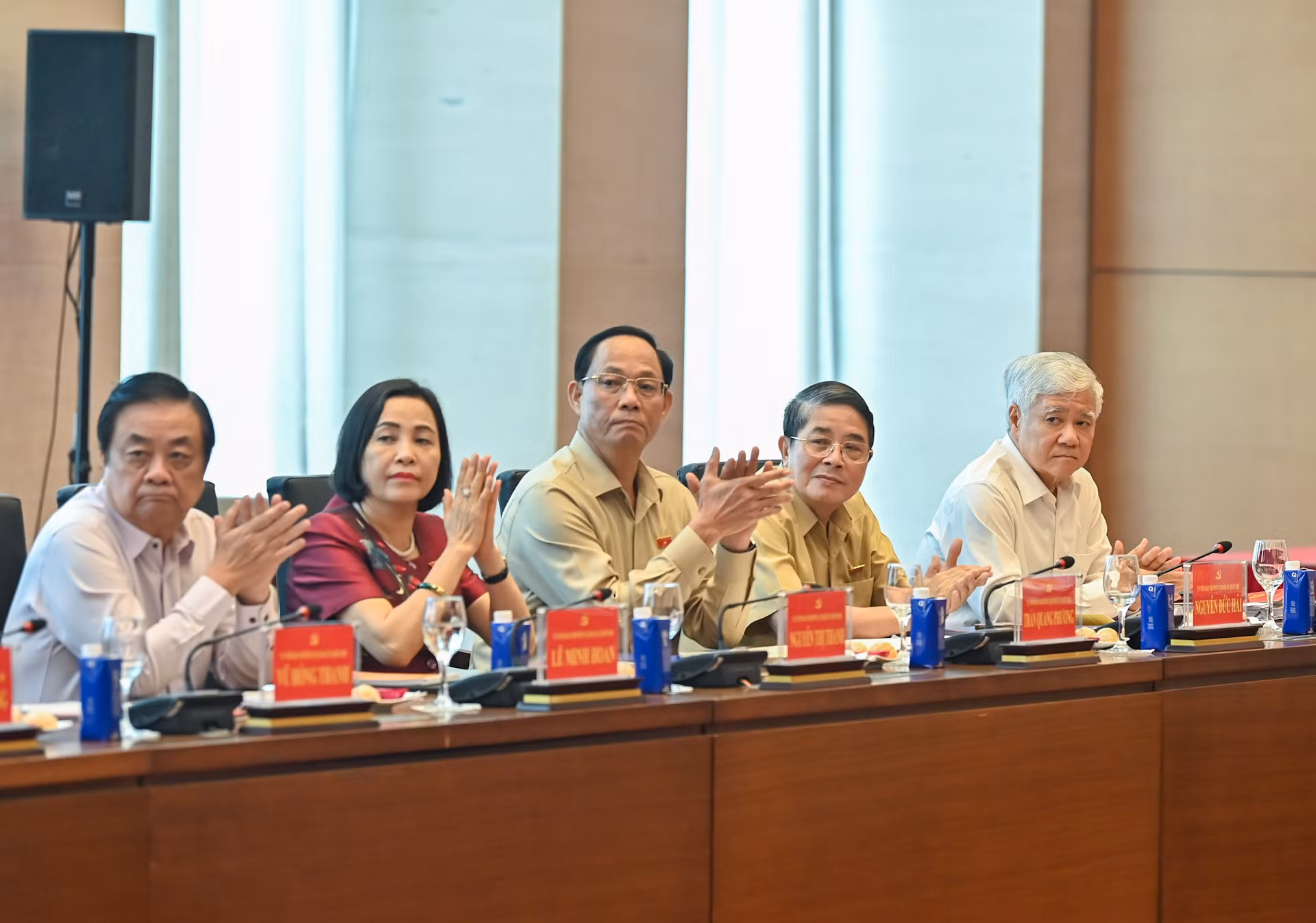 Chủ tịch Ủy ban Trung ương Mặt trận Tổ quốc Việt Nam Đỗ Văn Chiến và các Phó Chủ tịch Quốc hội dự hội nghị.